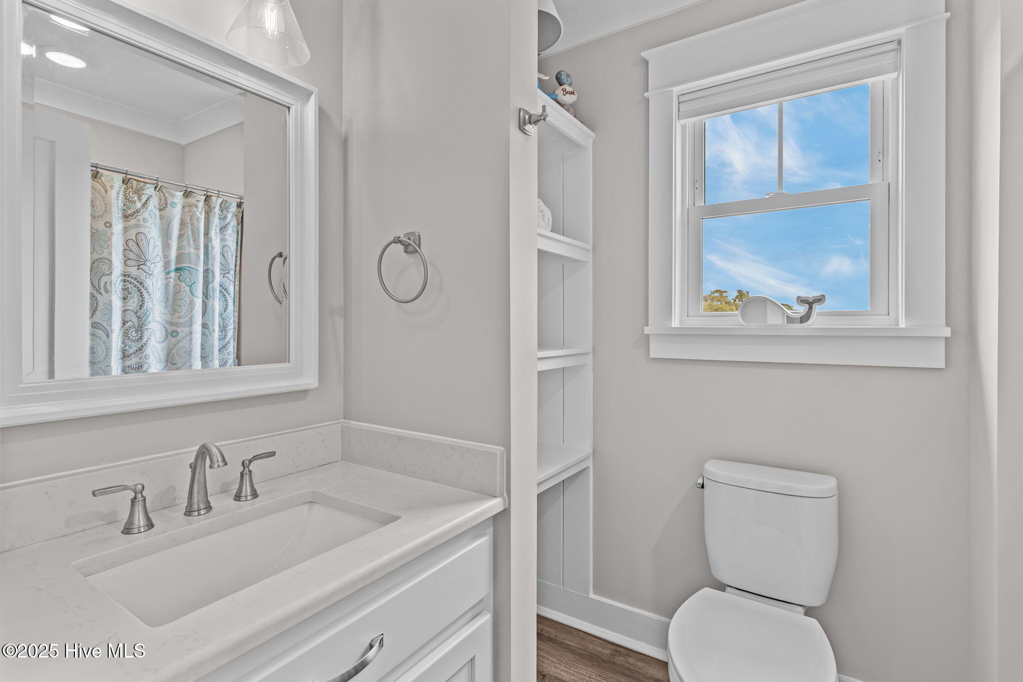 100565995 | Photo 24