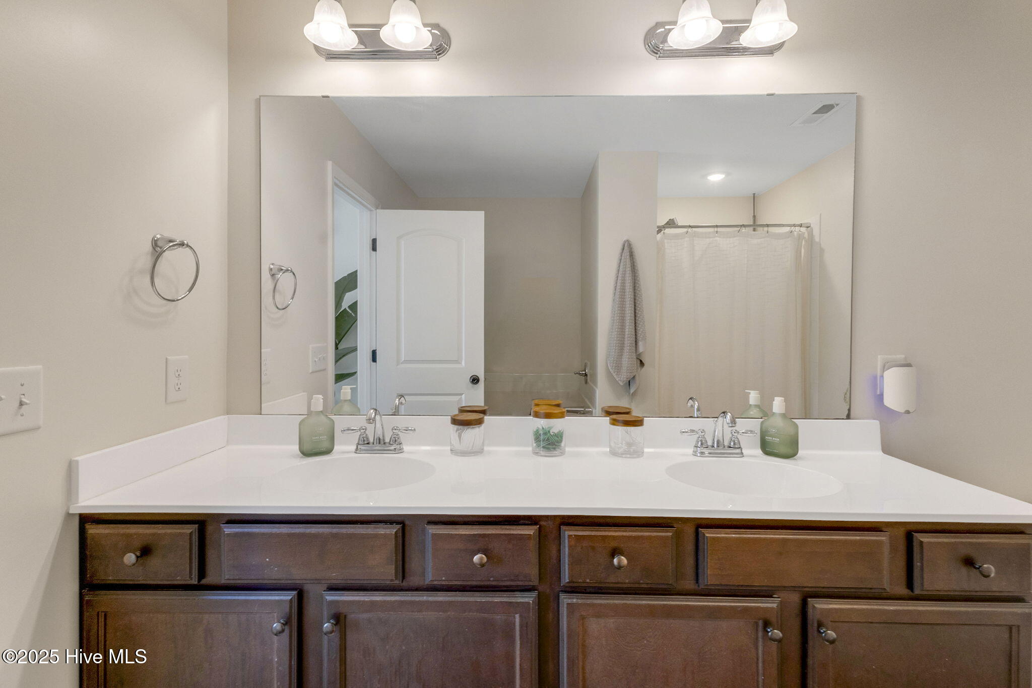 100538262 | Photo 27