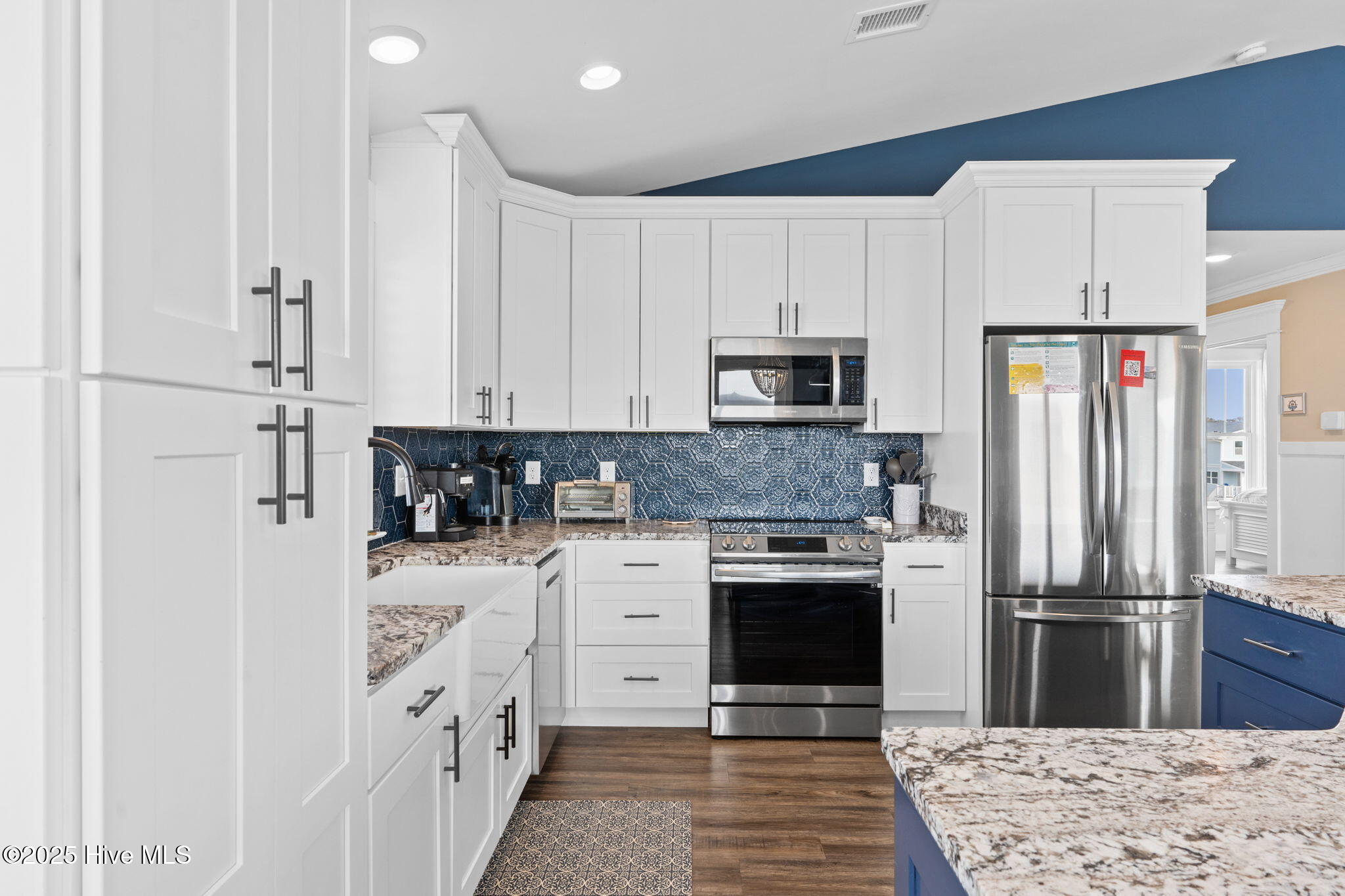 100486813 | Photo 45