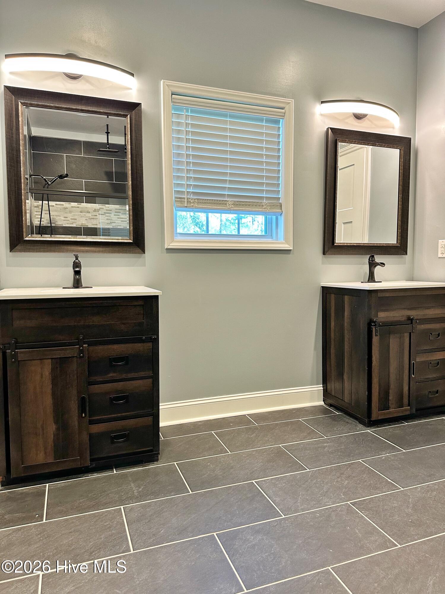 100562100 | Photo 20