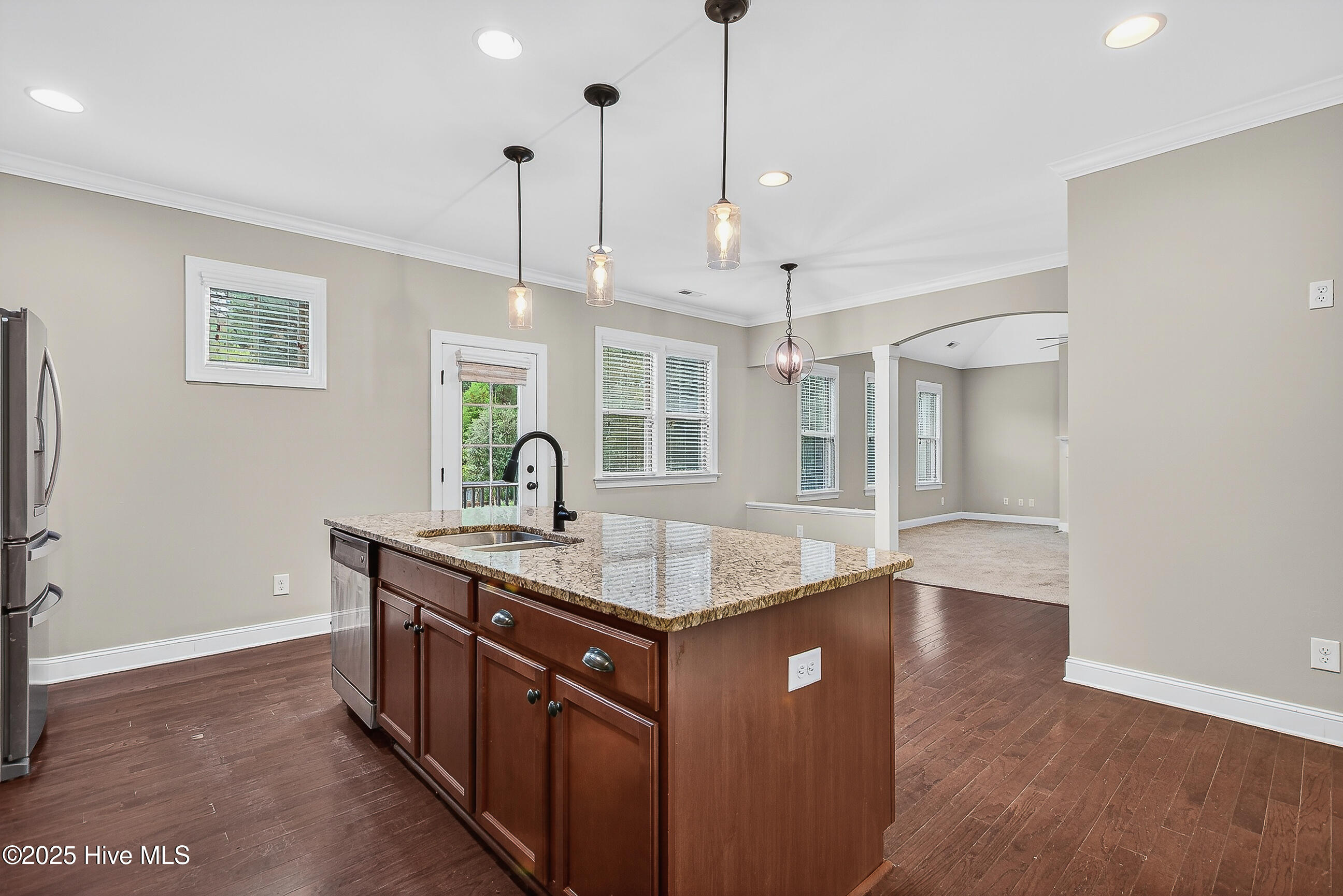 100534677 | Photo 23