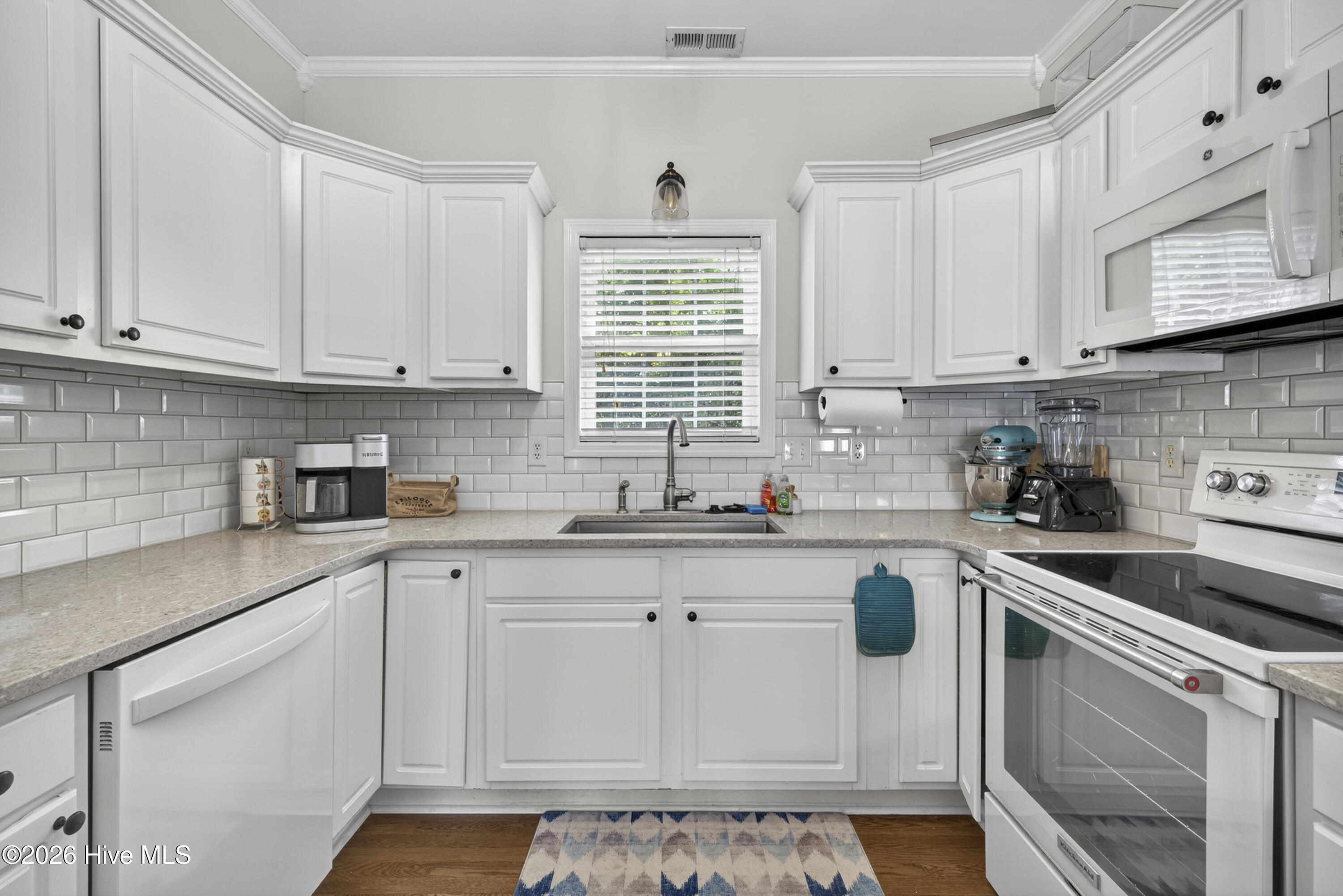 100570330 | Photo 23