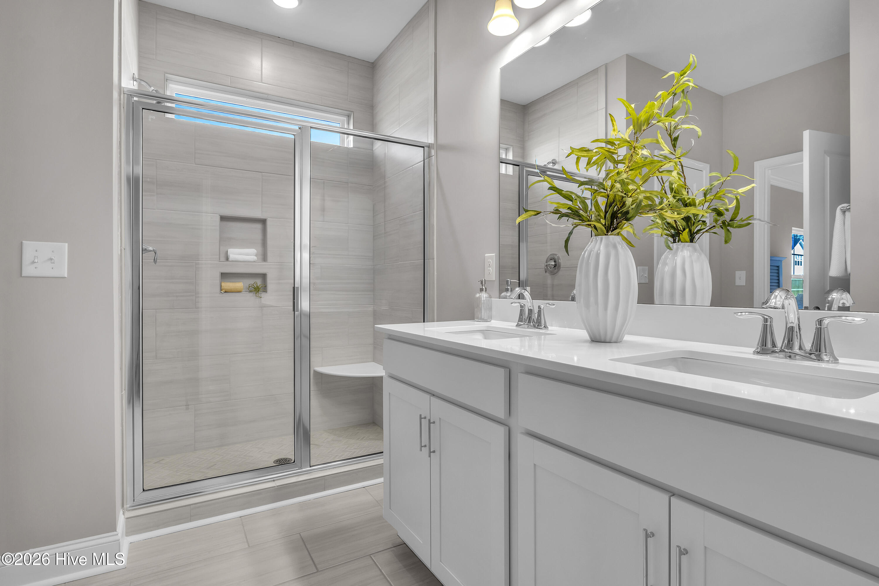 100561005 | Photo 33