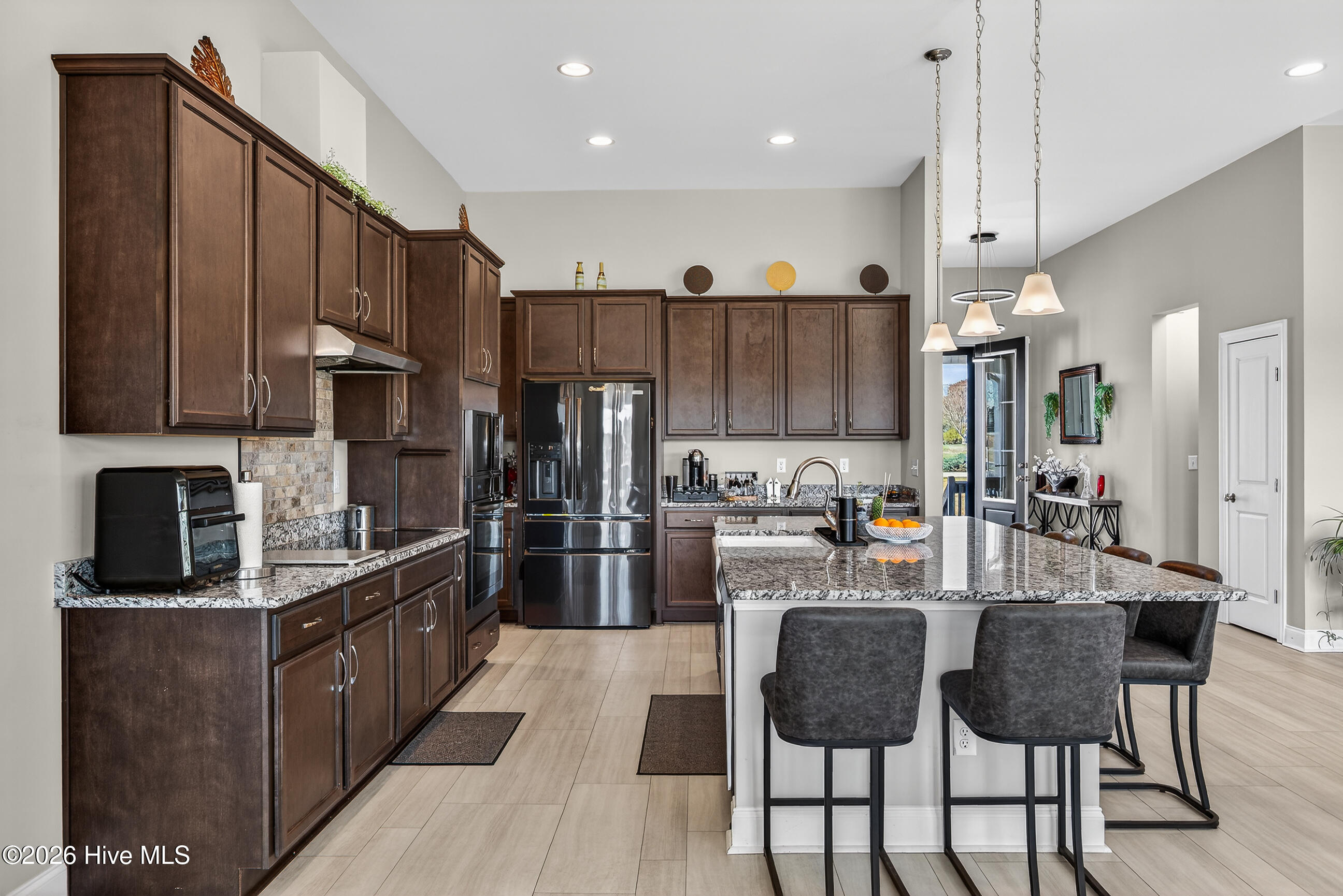 100561338 | Photo 16