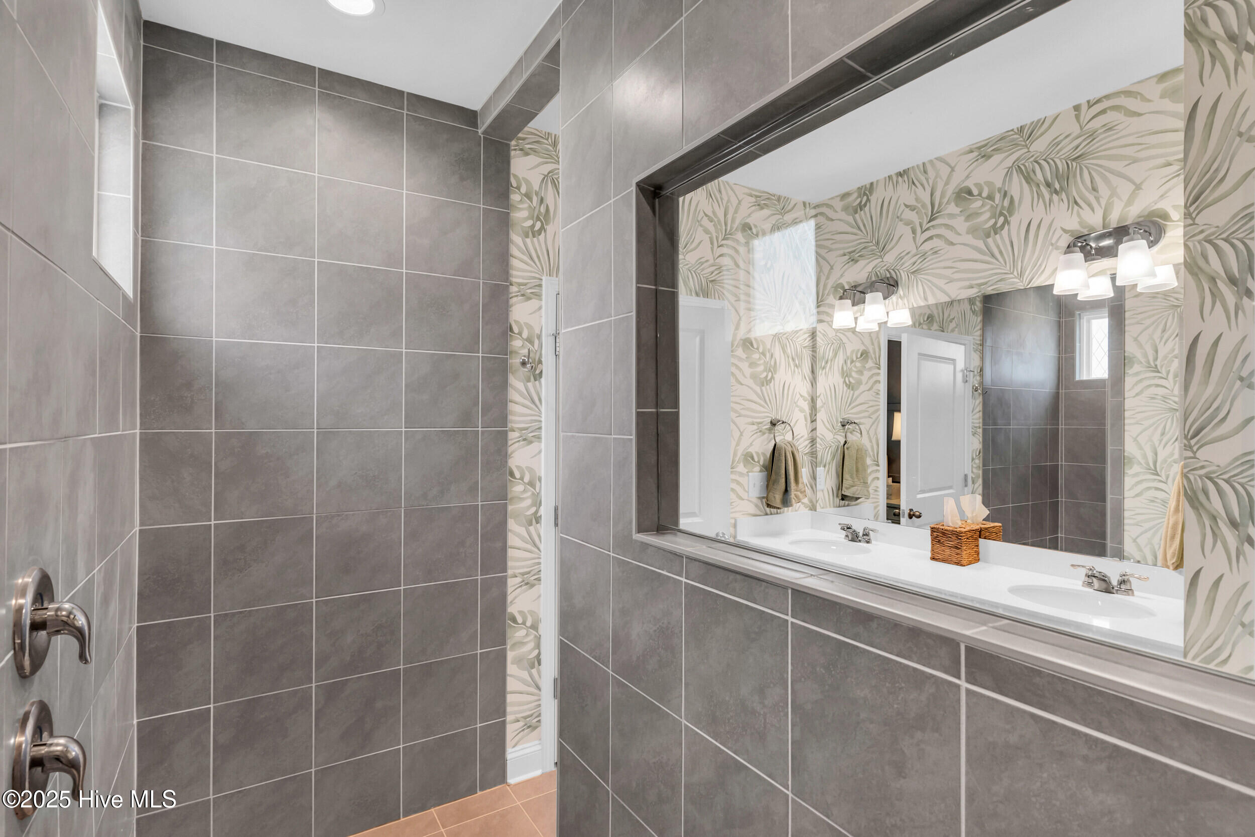 100510048 | Photo 19