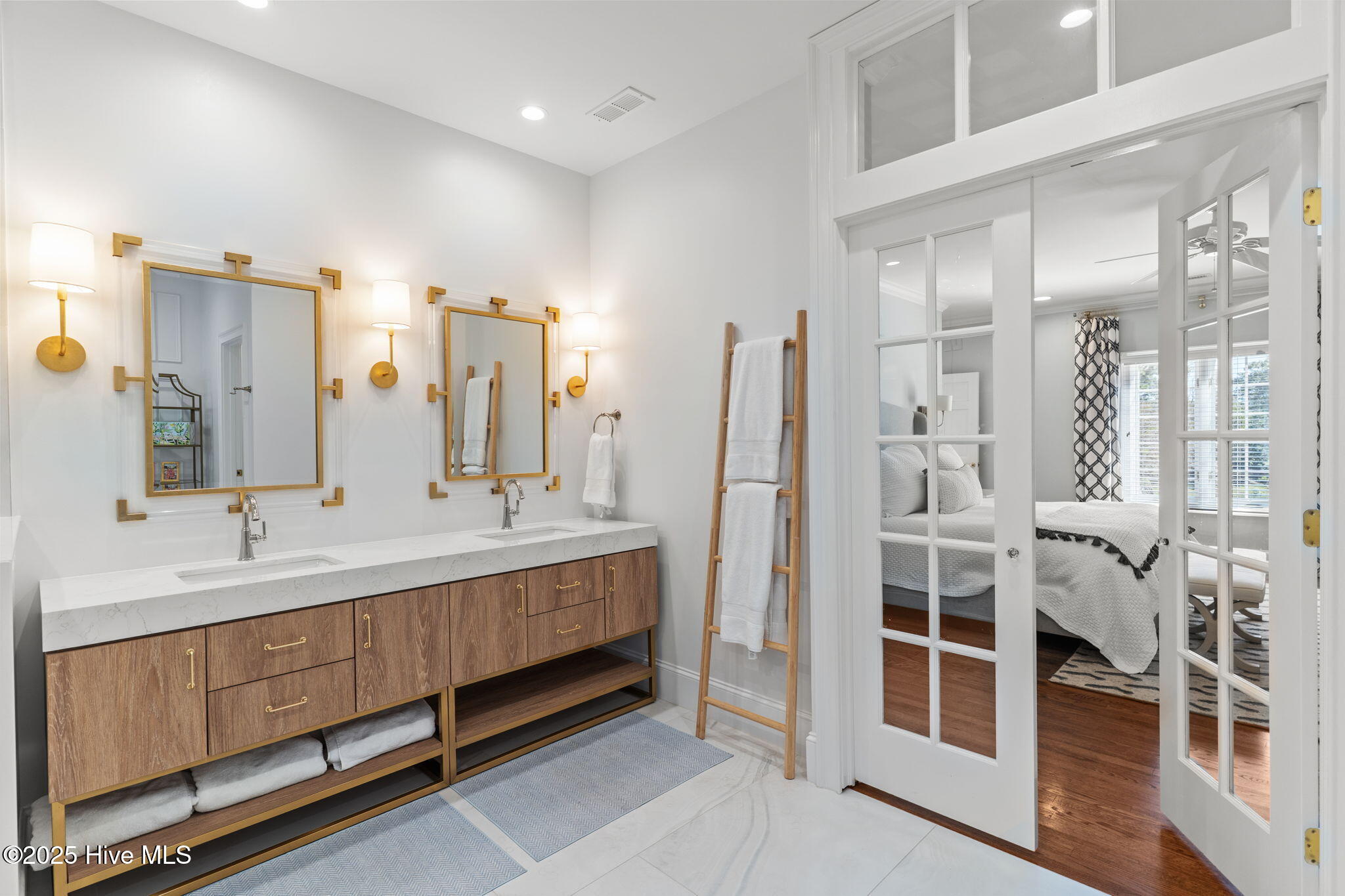 100537269 | Photo 53