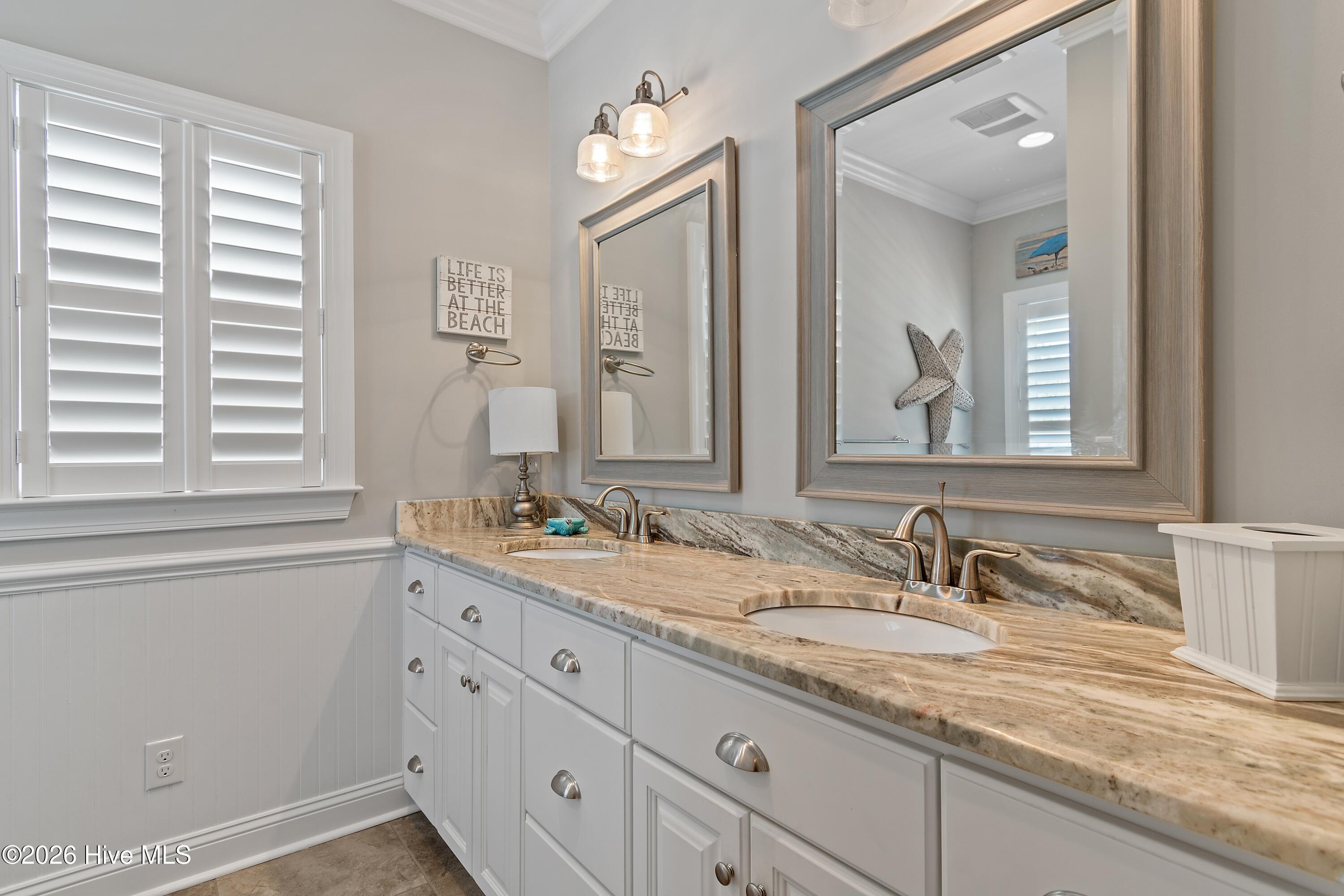 100558702 | Photo 51