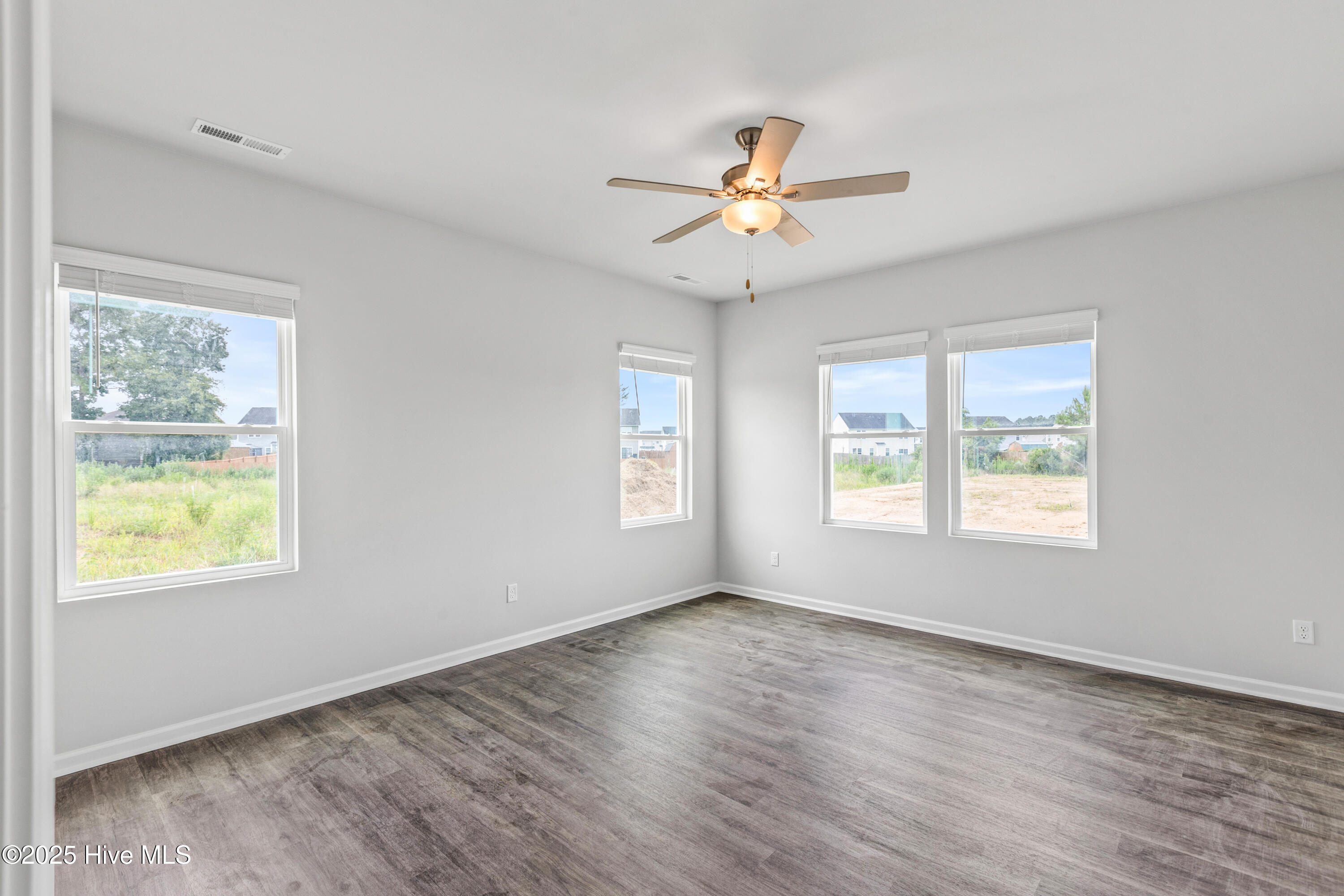 100538975 | Photo 15