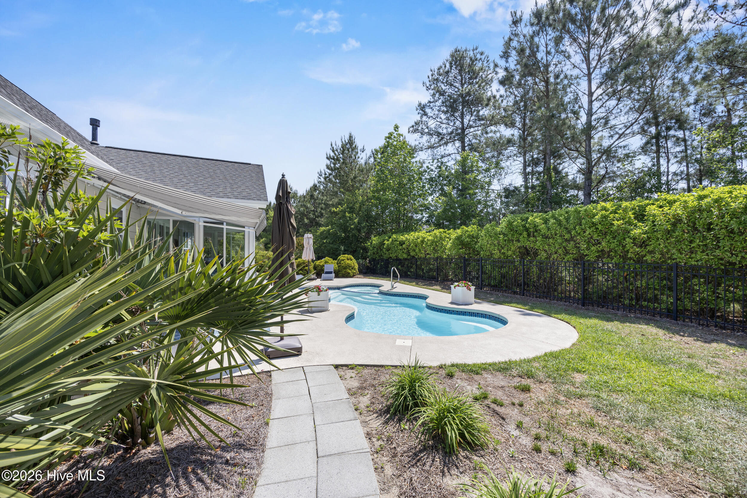 100565647 | Photo 11