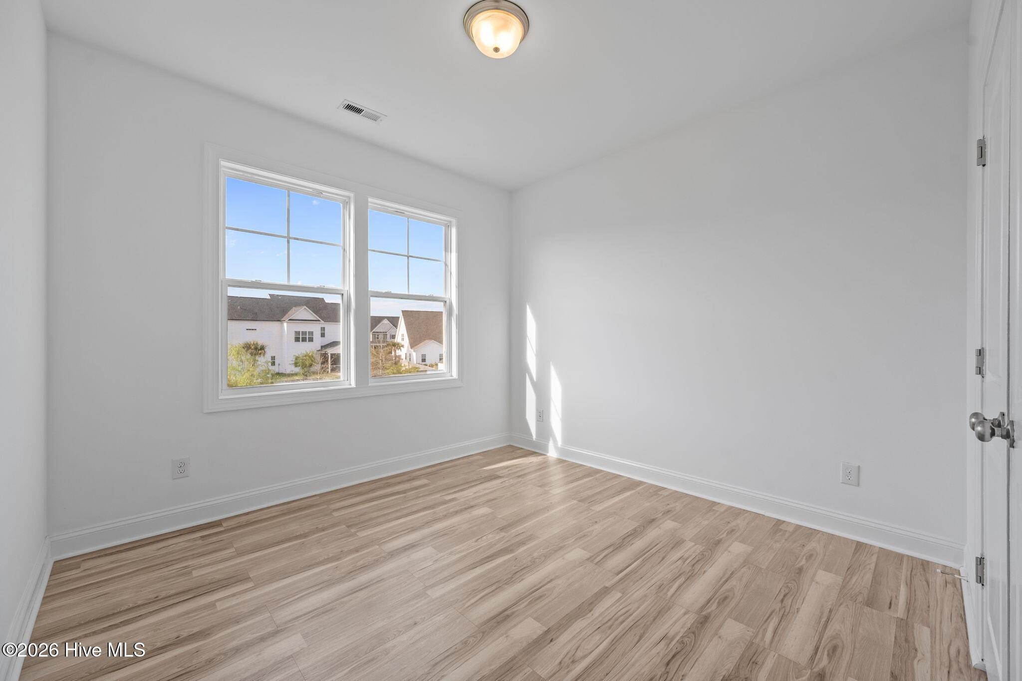 100566111 | Photo 38