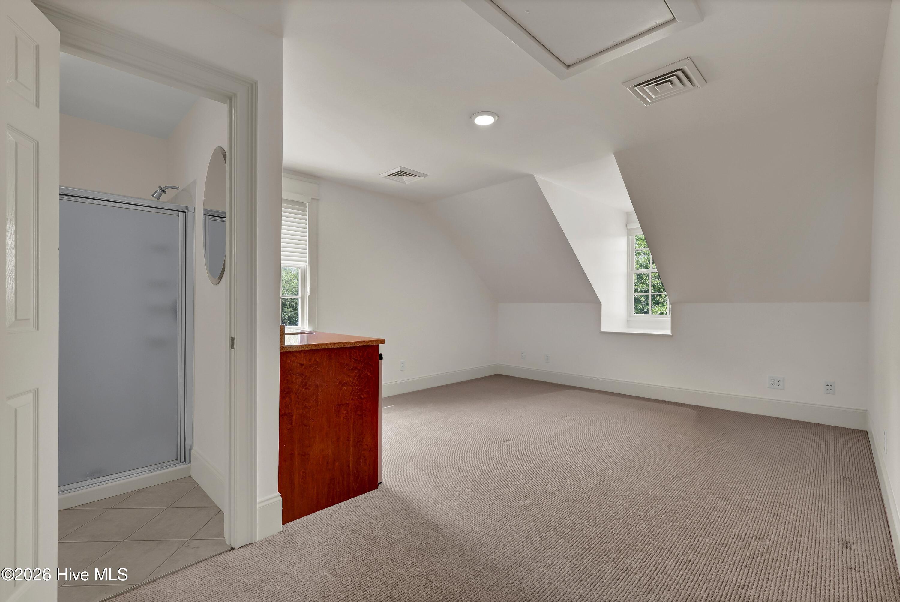 100569370 | Photo 48