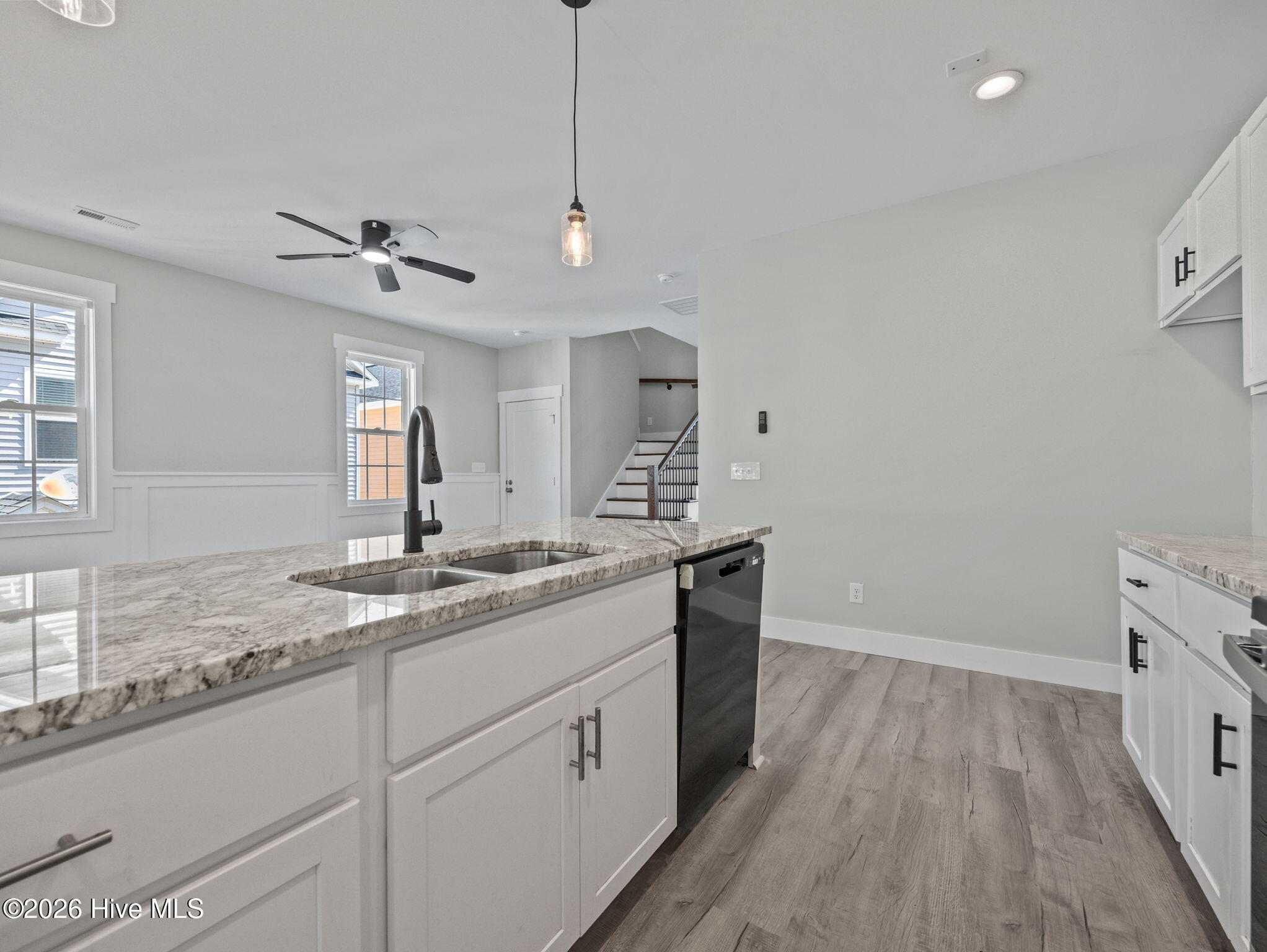 100566341 | Photo 46