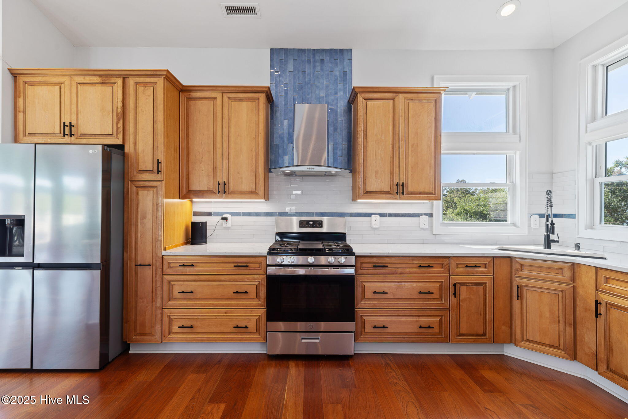 100548263 | Photo 26