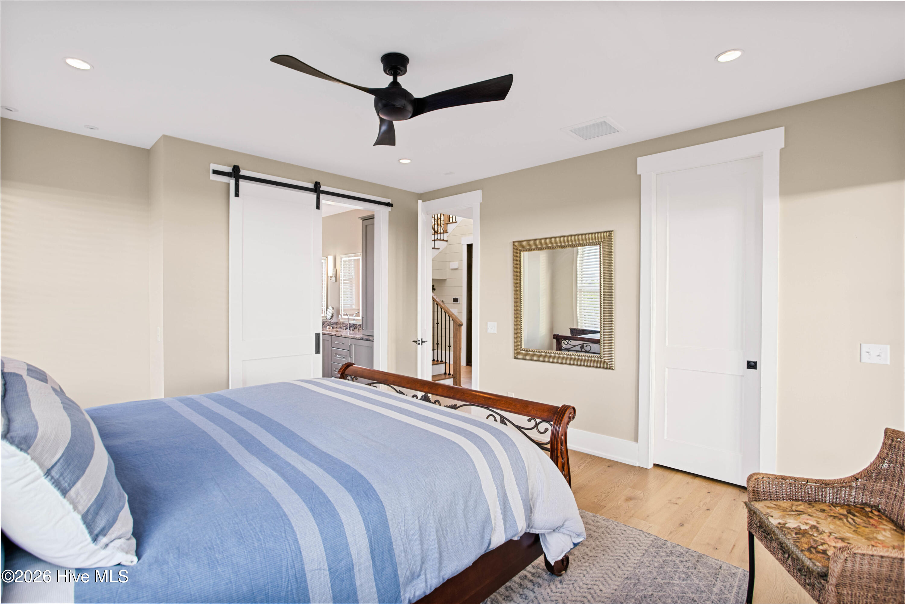 100569964 | Photo 24