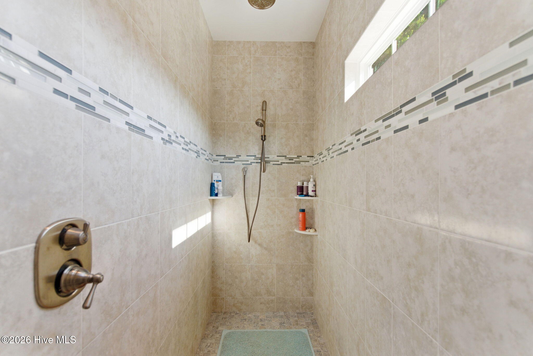 100569697 | Photo 28