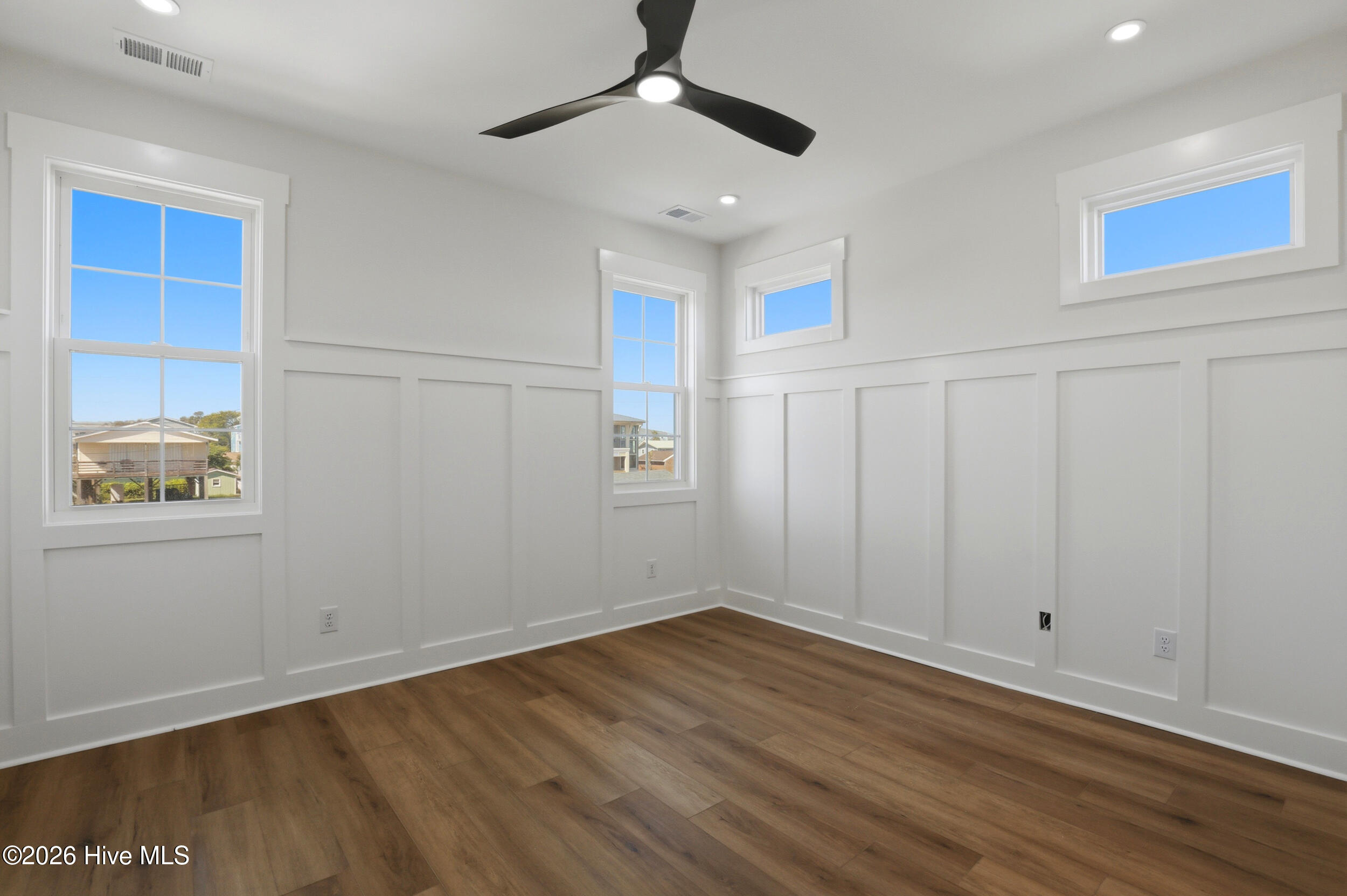 100562877 | Photo 14