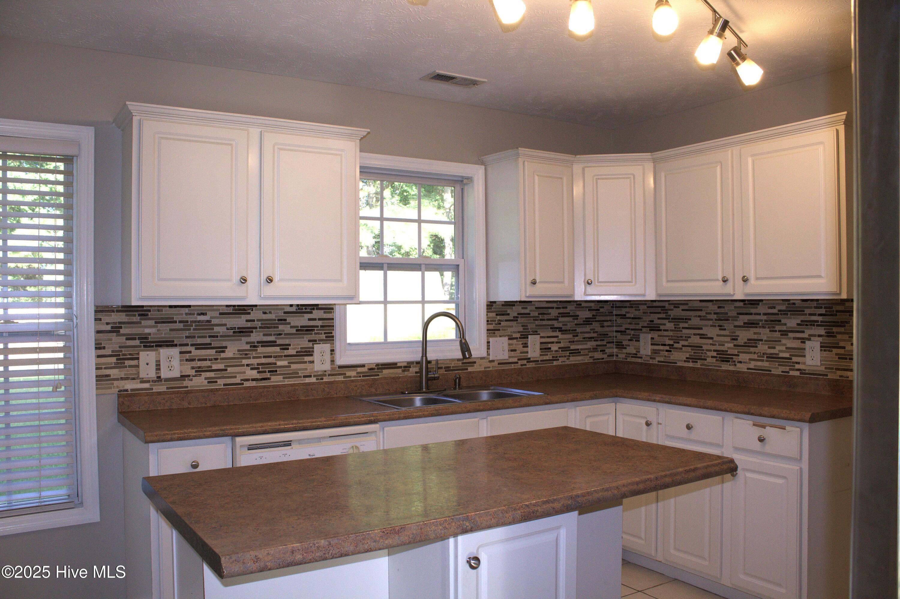 100520140 | Photo 11