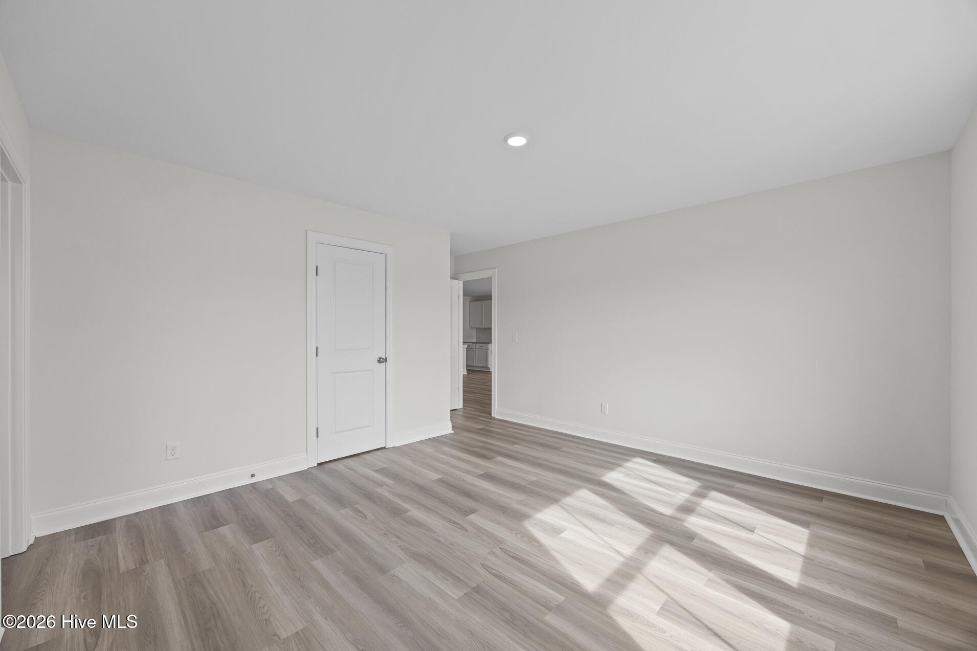 100566347 | Photo 14