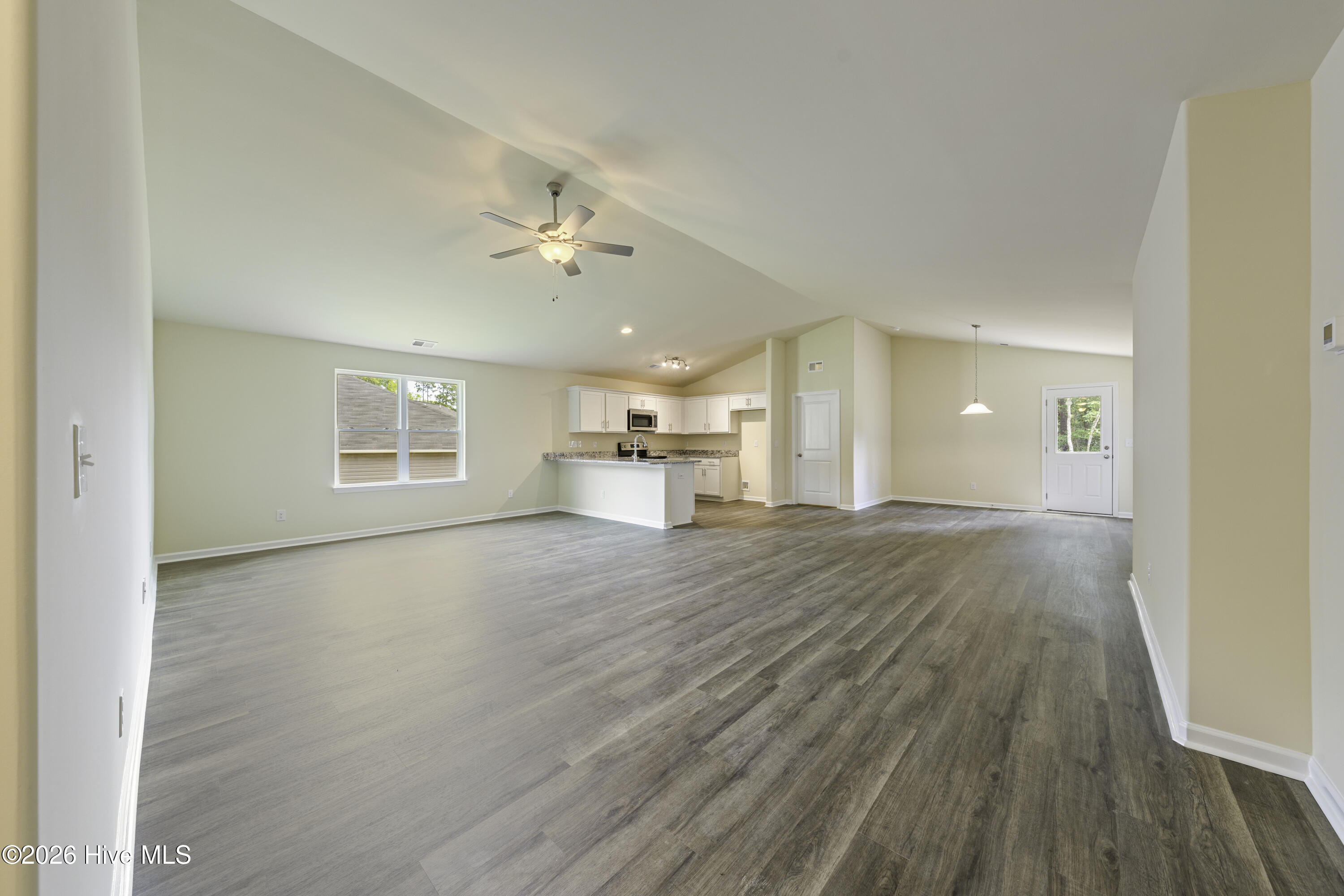 100550790 | Photo 11