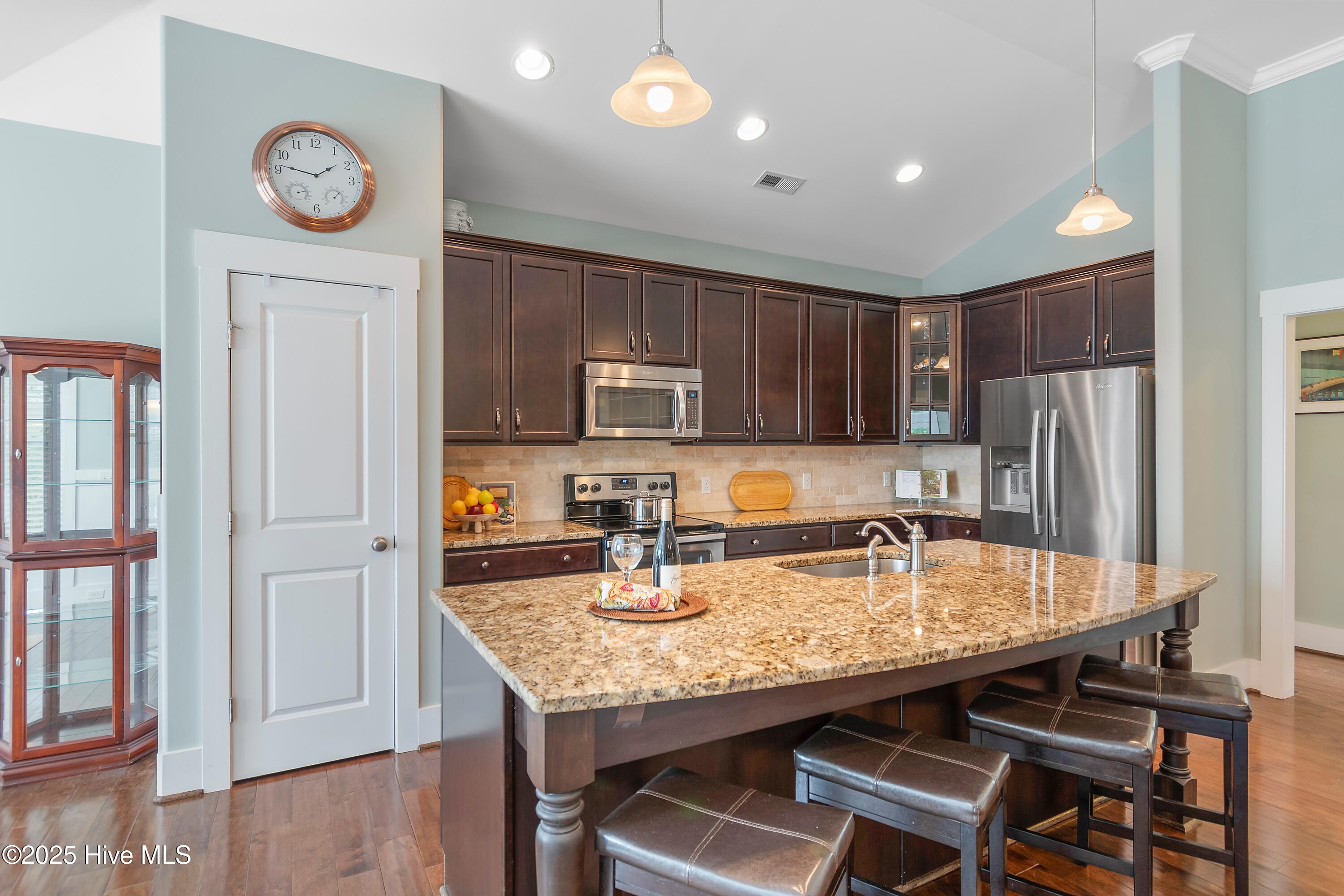 100534915 | Photo 16