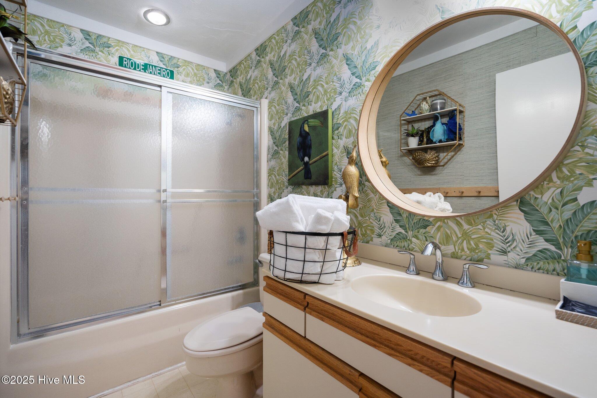 100564100 | Photo 33