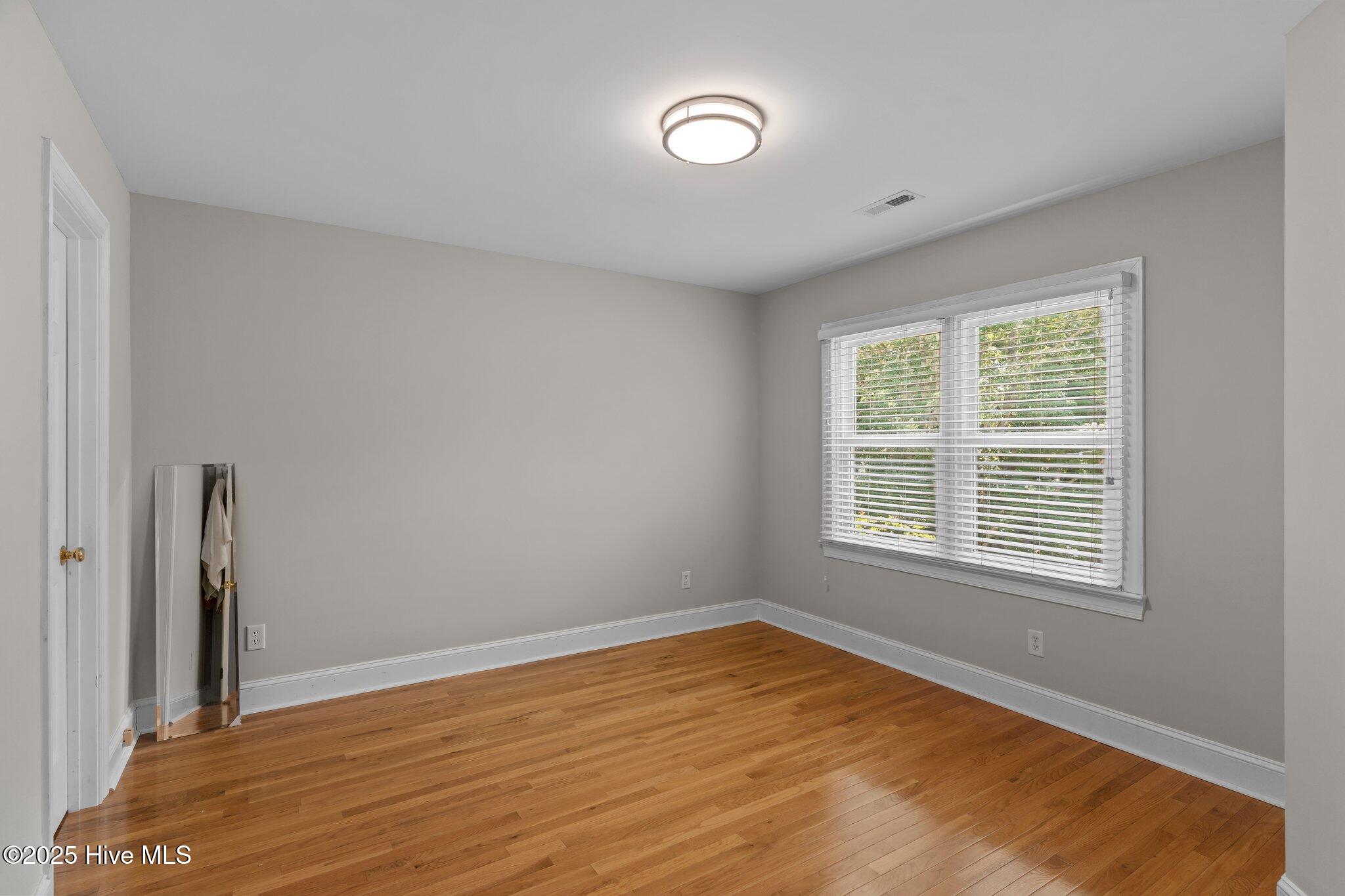 100549329 | Photo 35