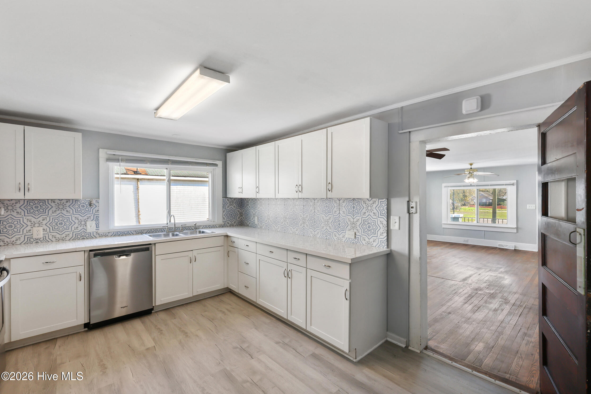 100561593 | Photo 12