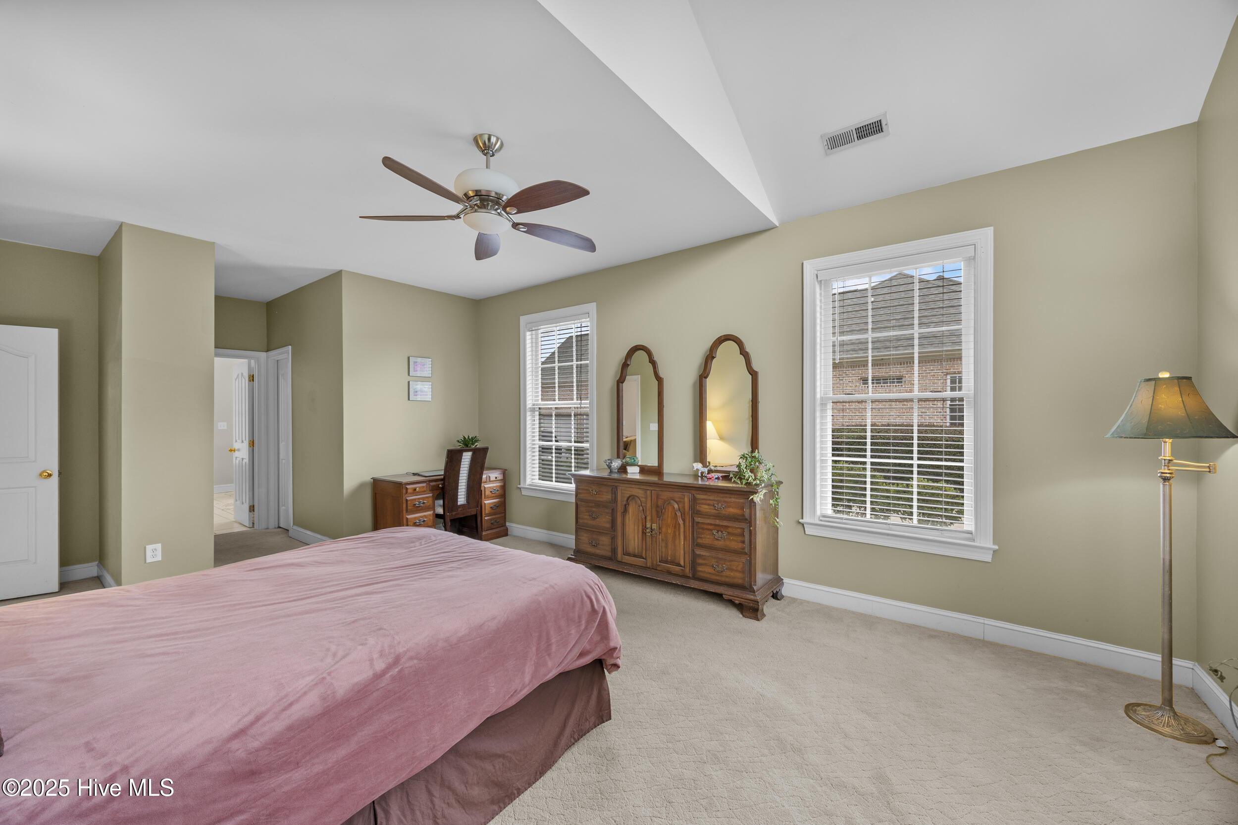 100543890 | Photo 26