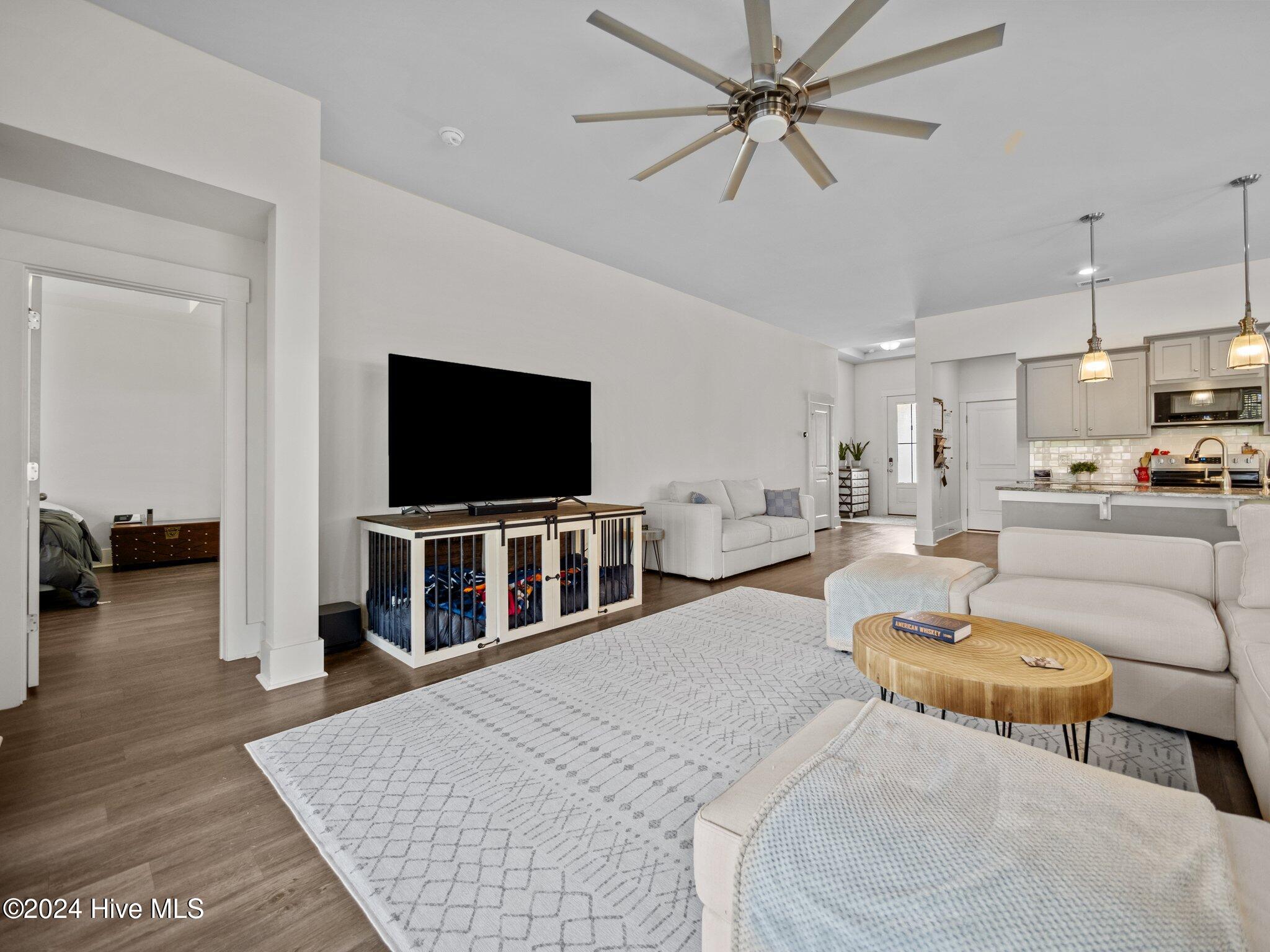 100562894 | Photo 24