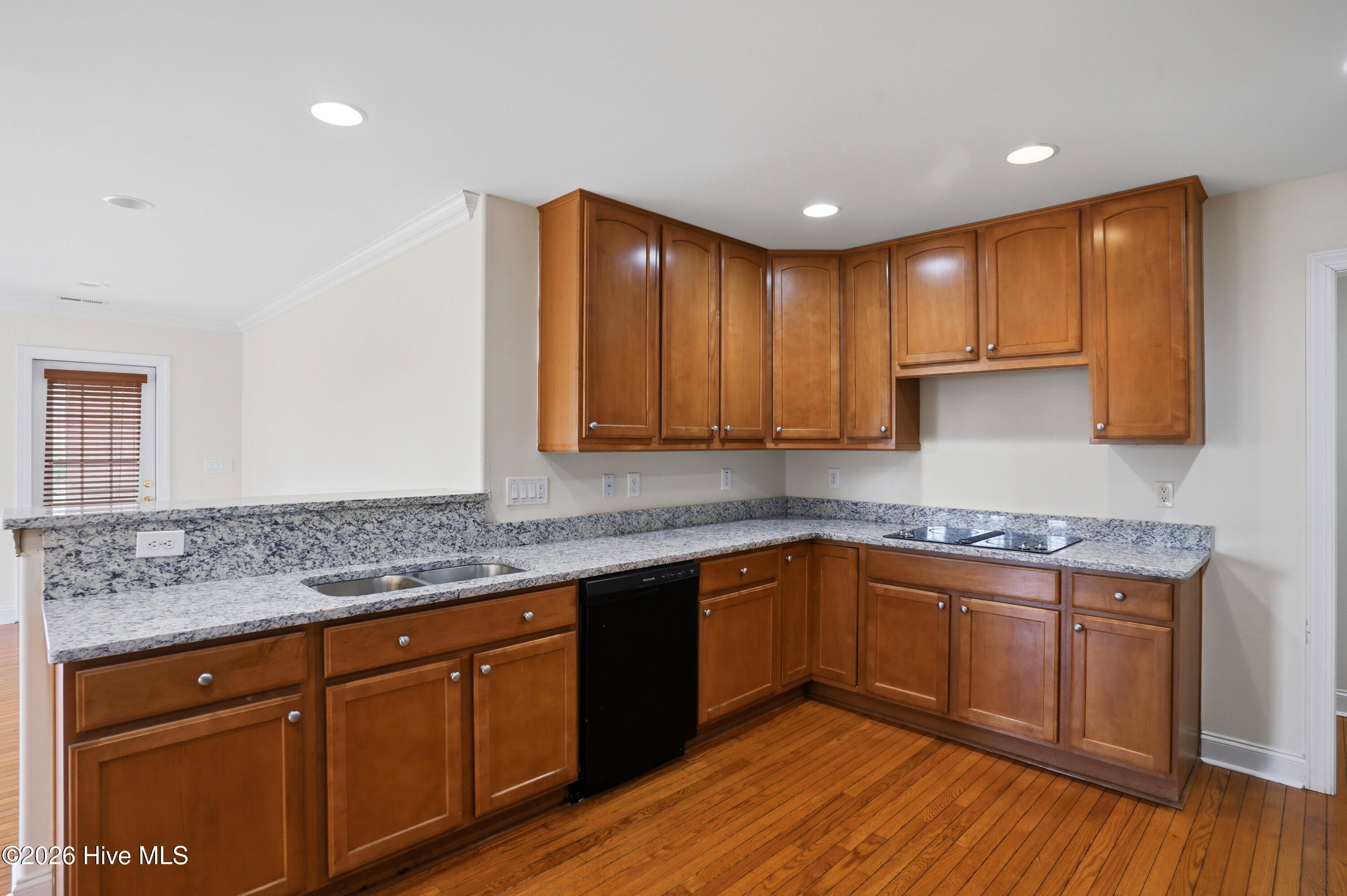 100562677 | Photo 13