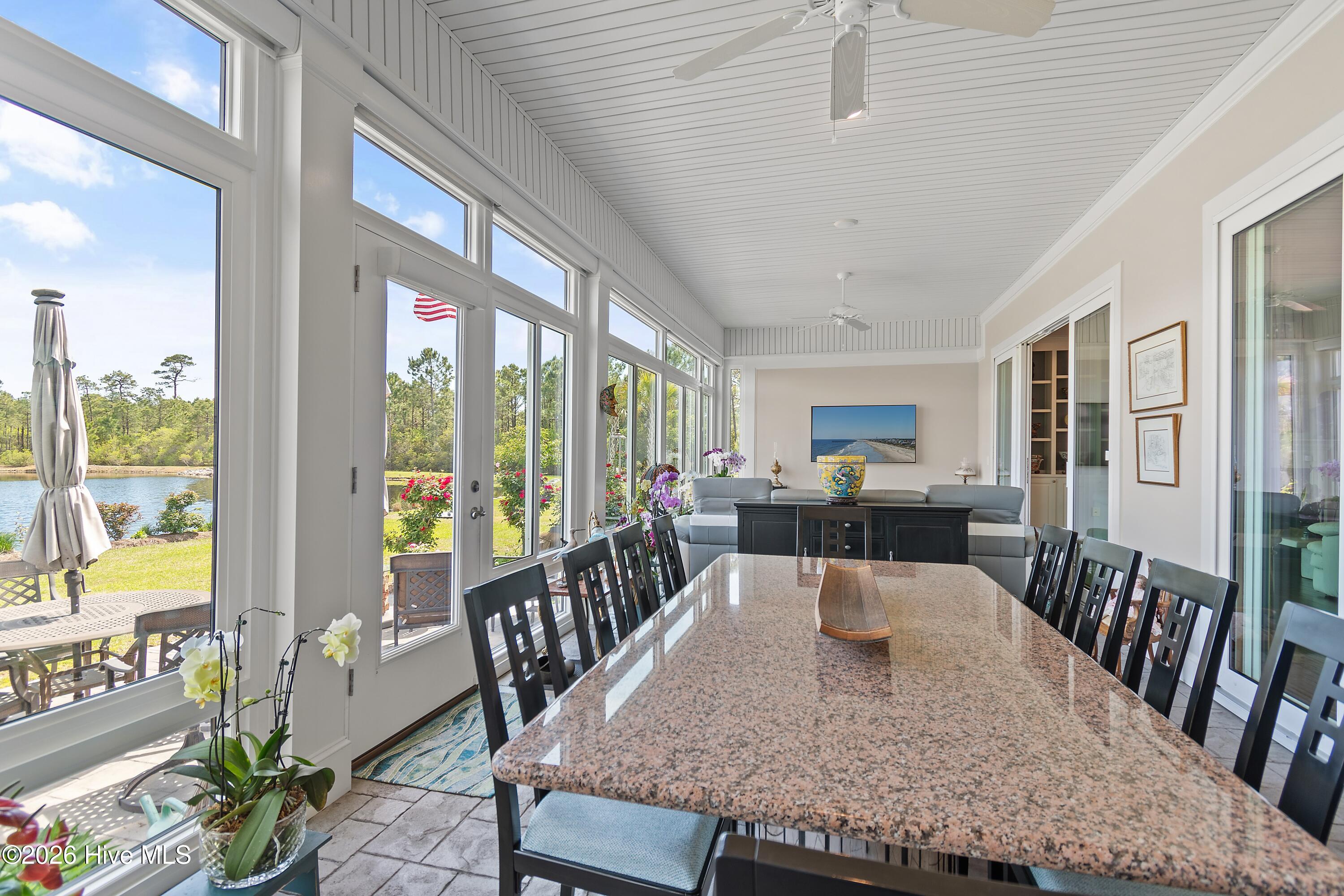 100560288 | Photo 24