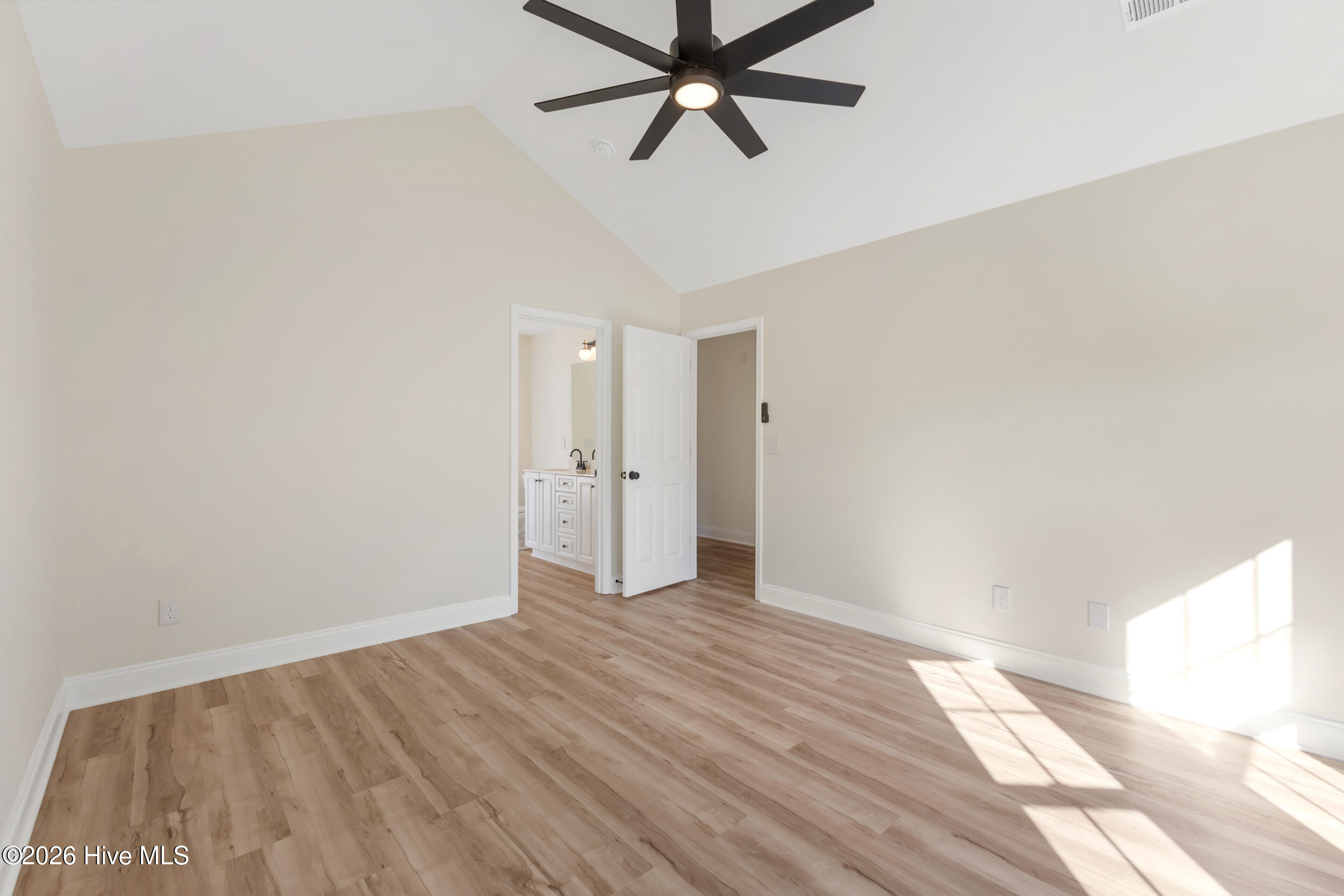 100559842 | Photo 18