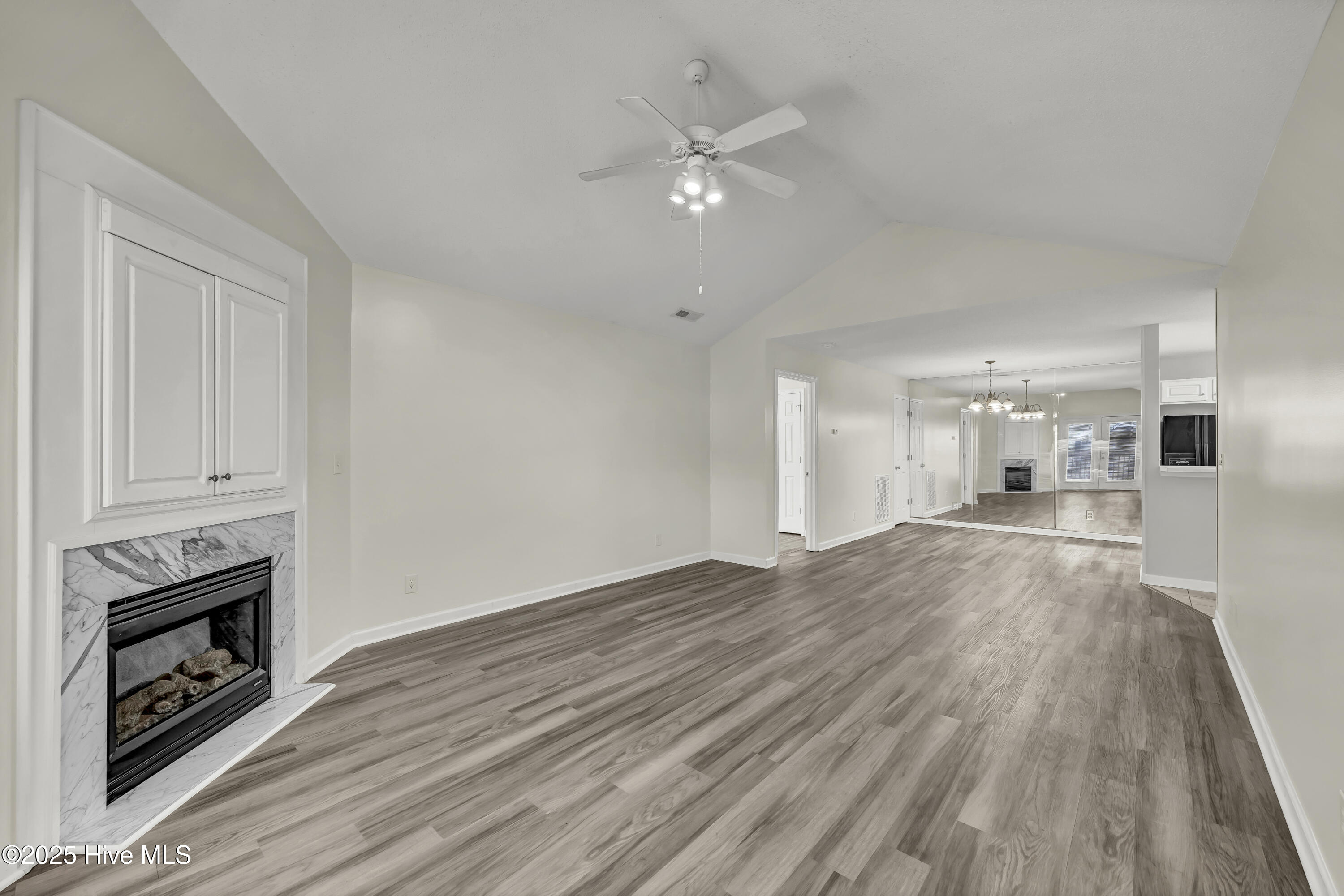 100533943 | Photo 12