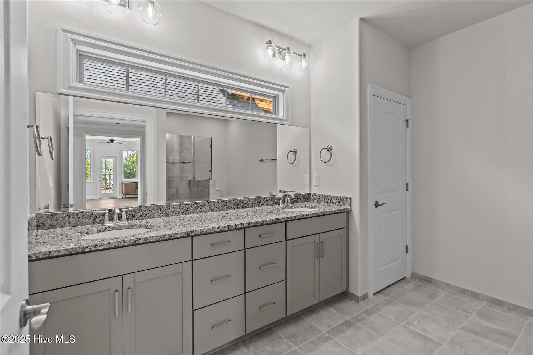 100501271 | Photo 14