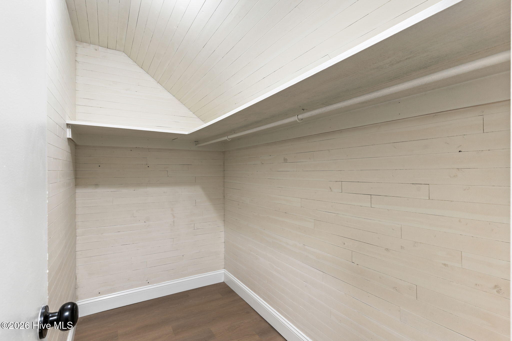 100548429 | Photo 43