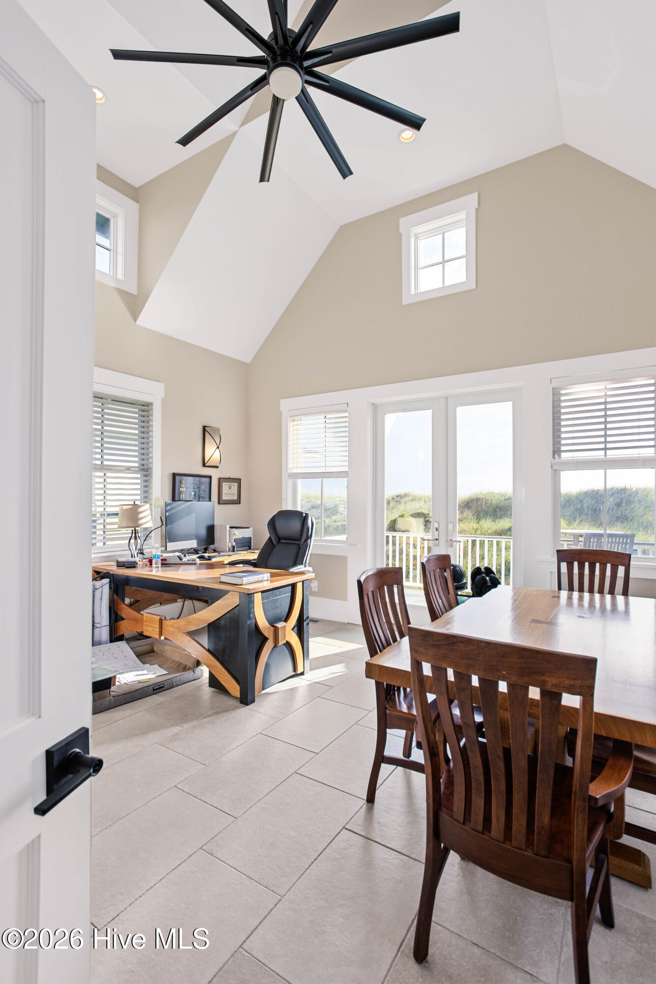 100569964 | Photo 33