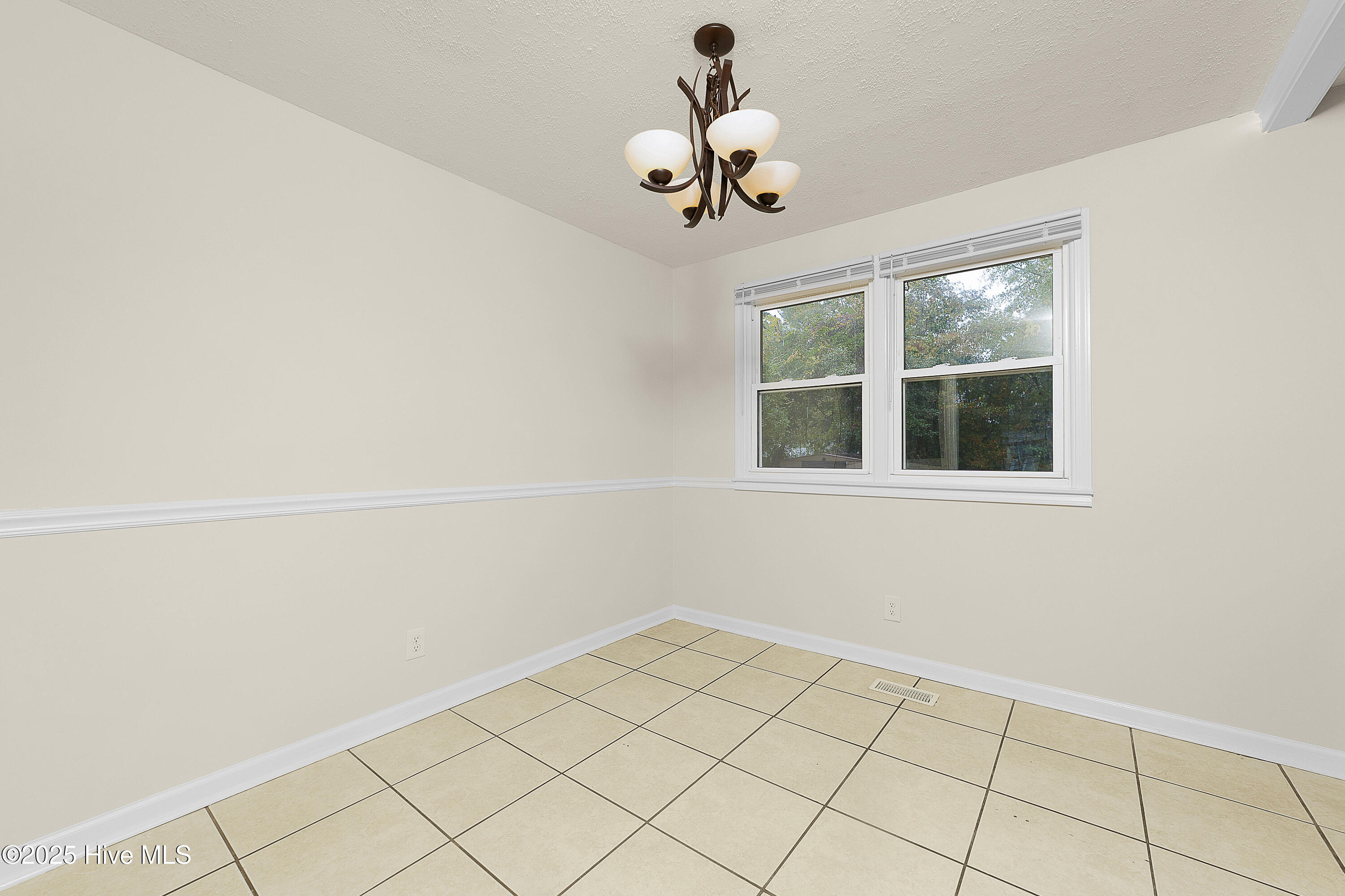 100541900 | Photo 11