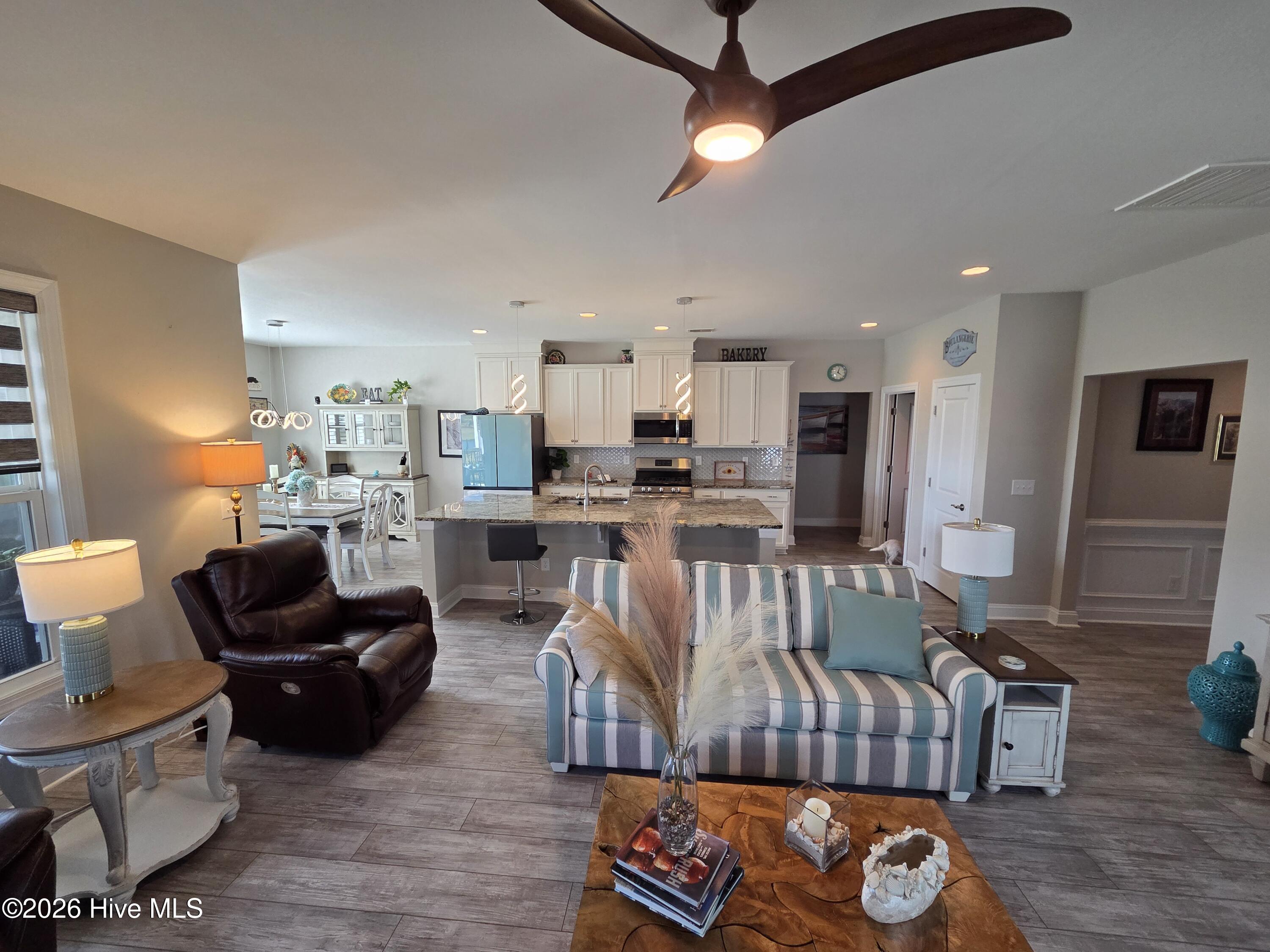 100566407 | Photo 16