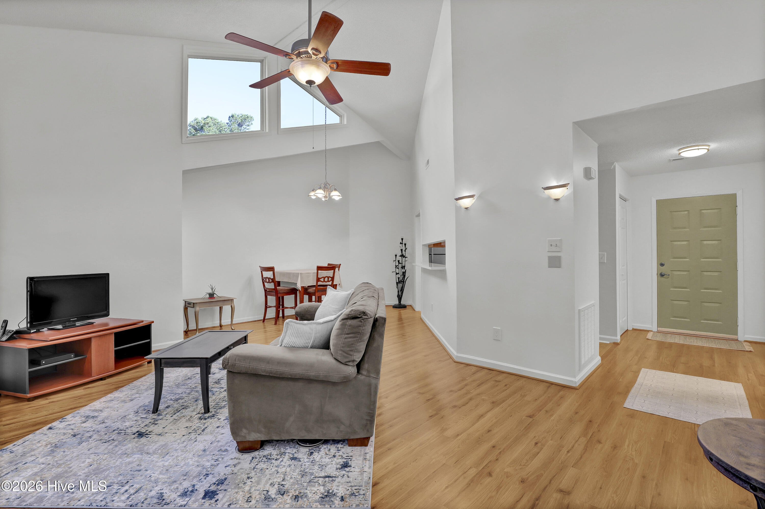 100565686 | Photo 11