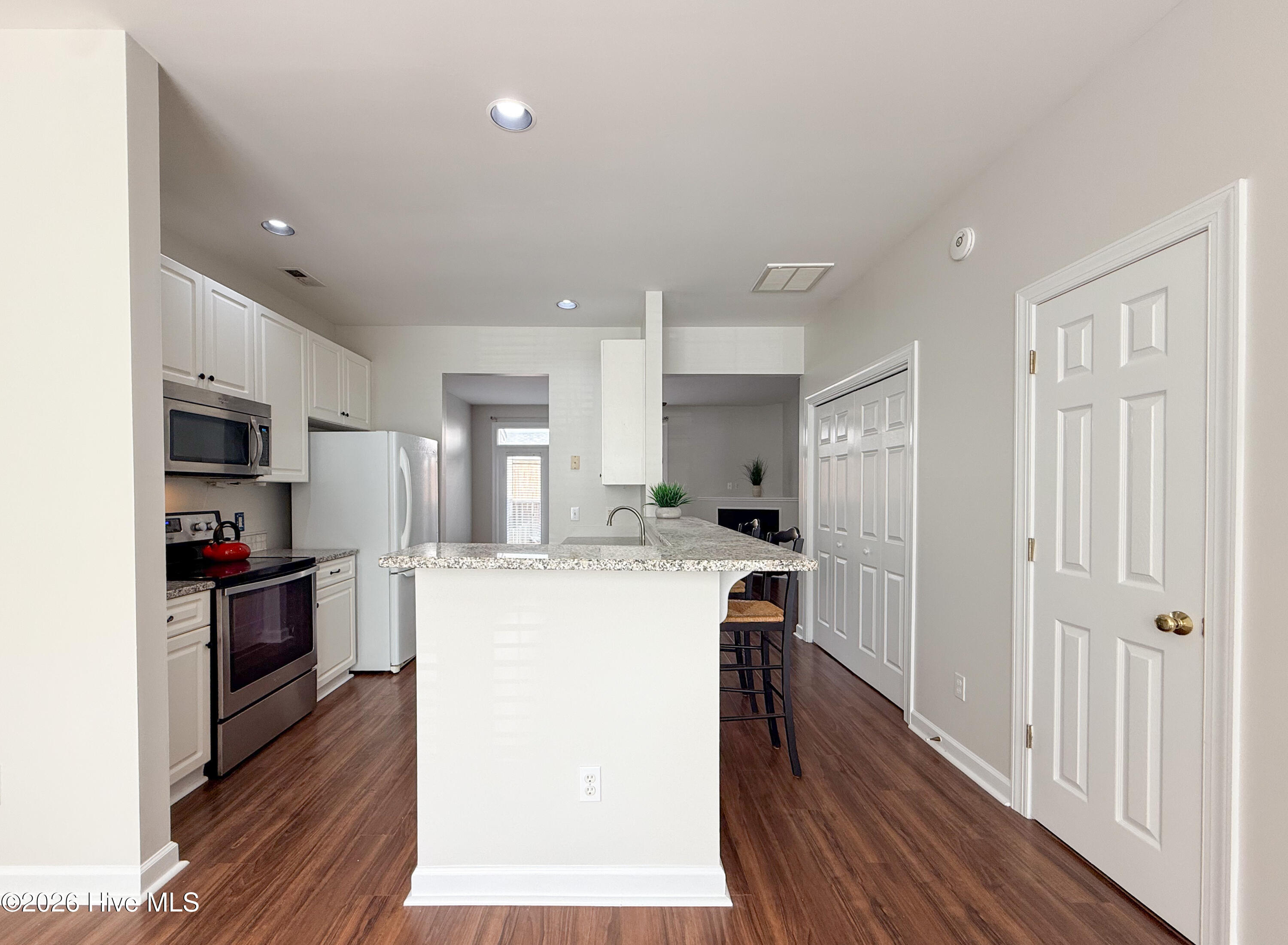 100565370 | Photo 11