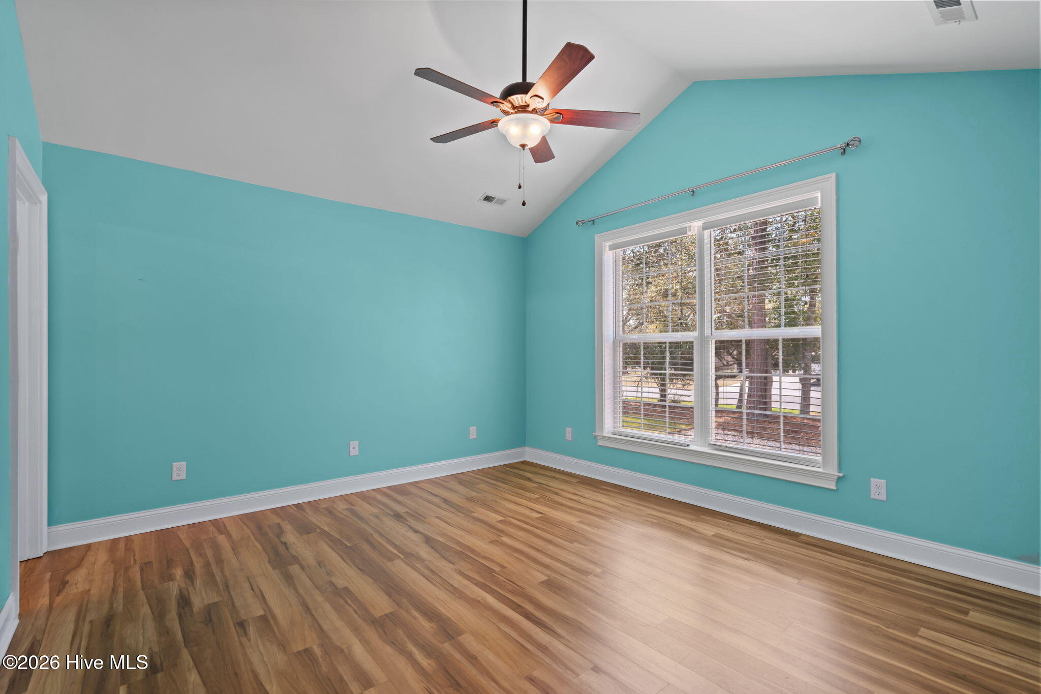 100566759 | Photo 24