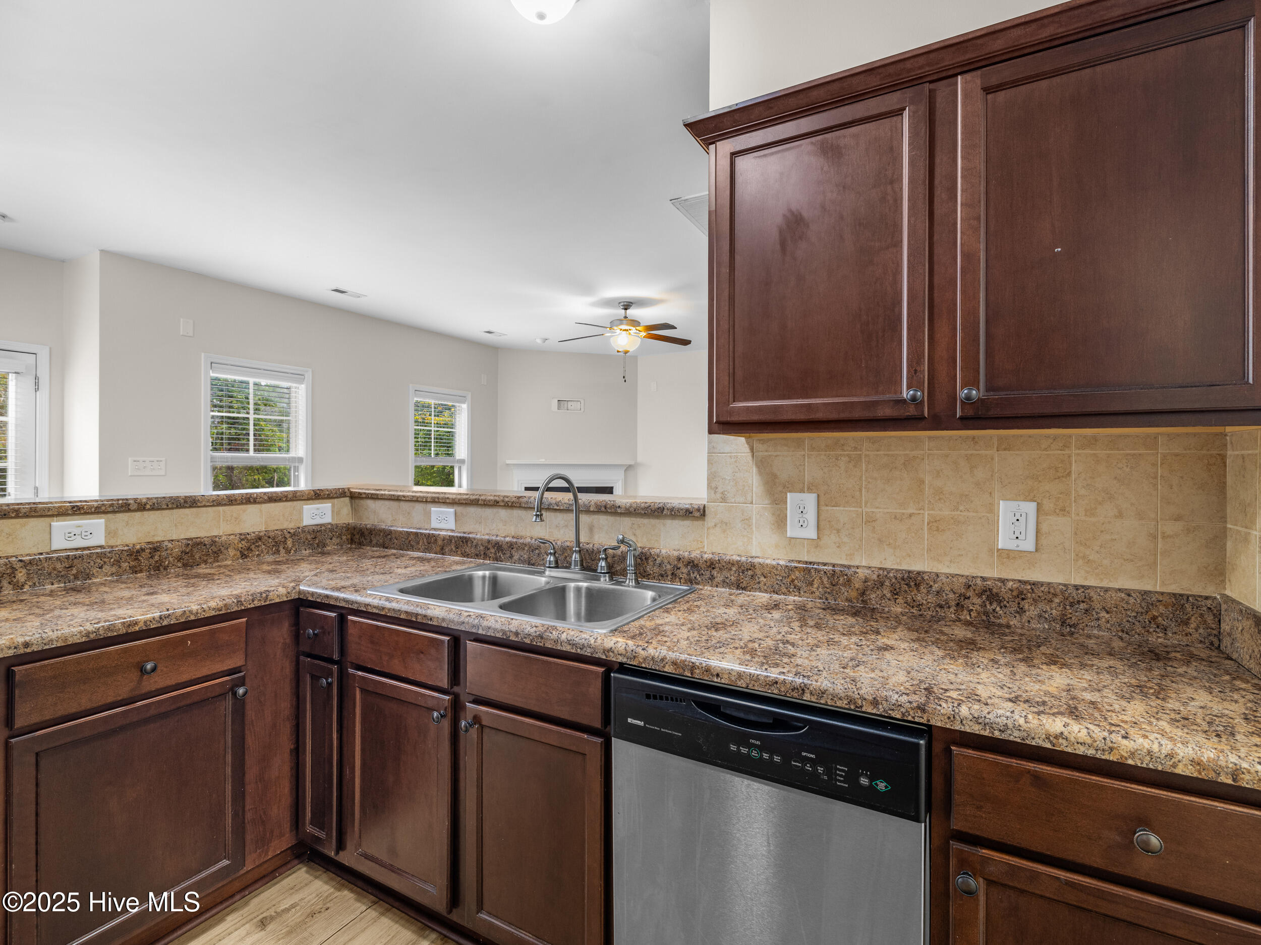 100533825 | Photo 18