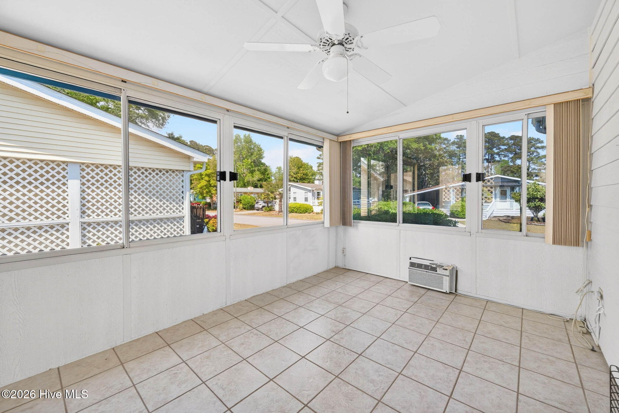 100569614 | Photo 30