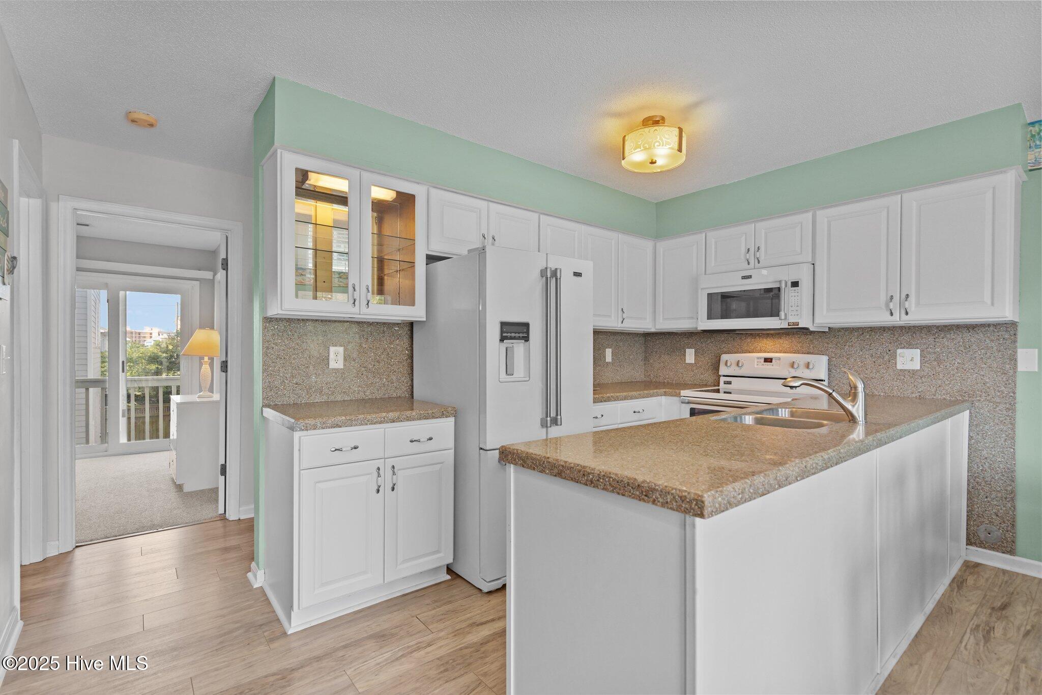 100518077 | Photo 12