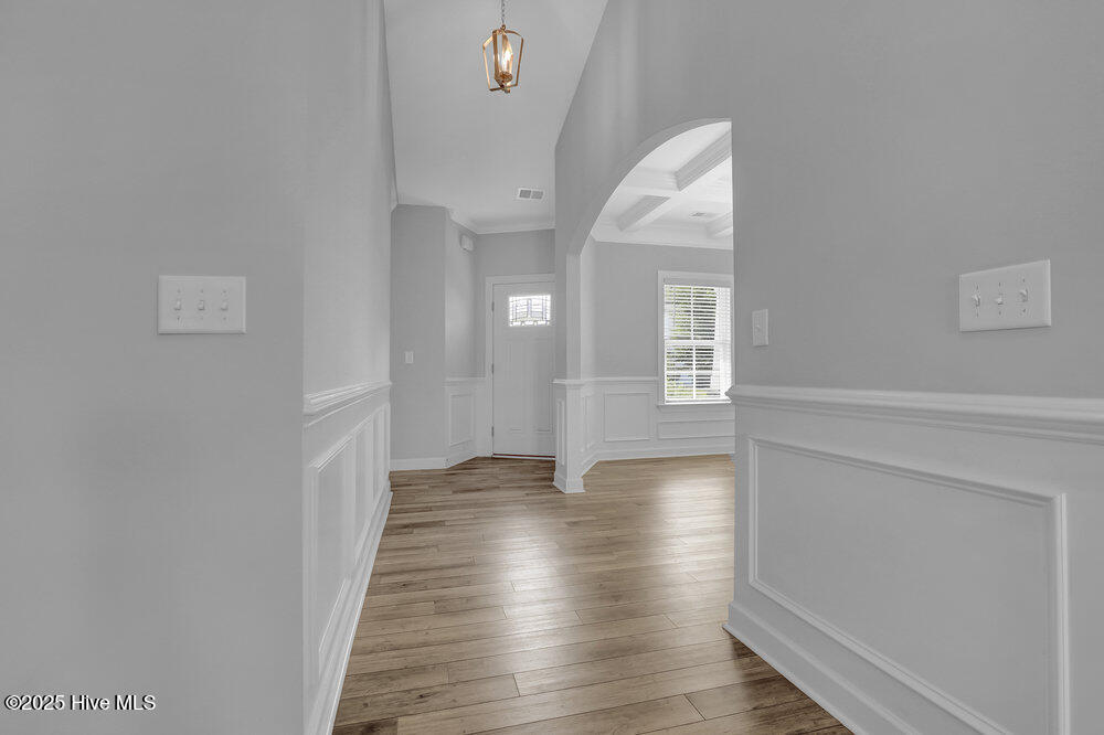 100556310 | Photo 11