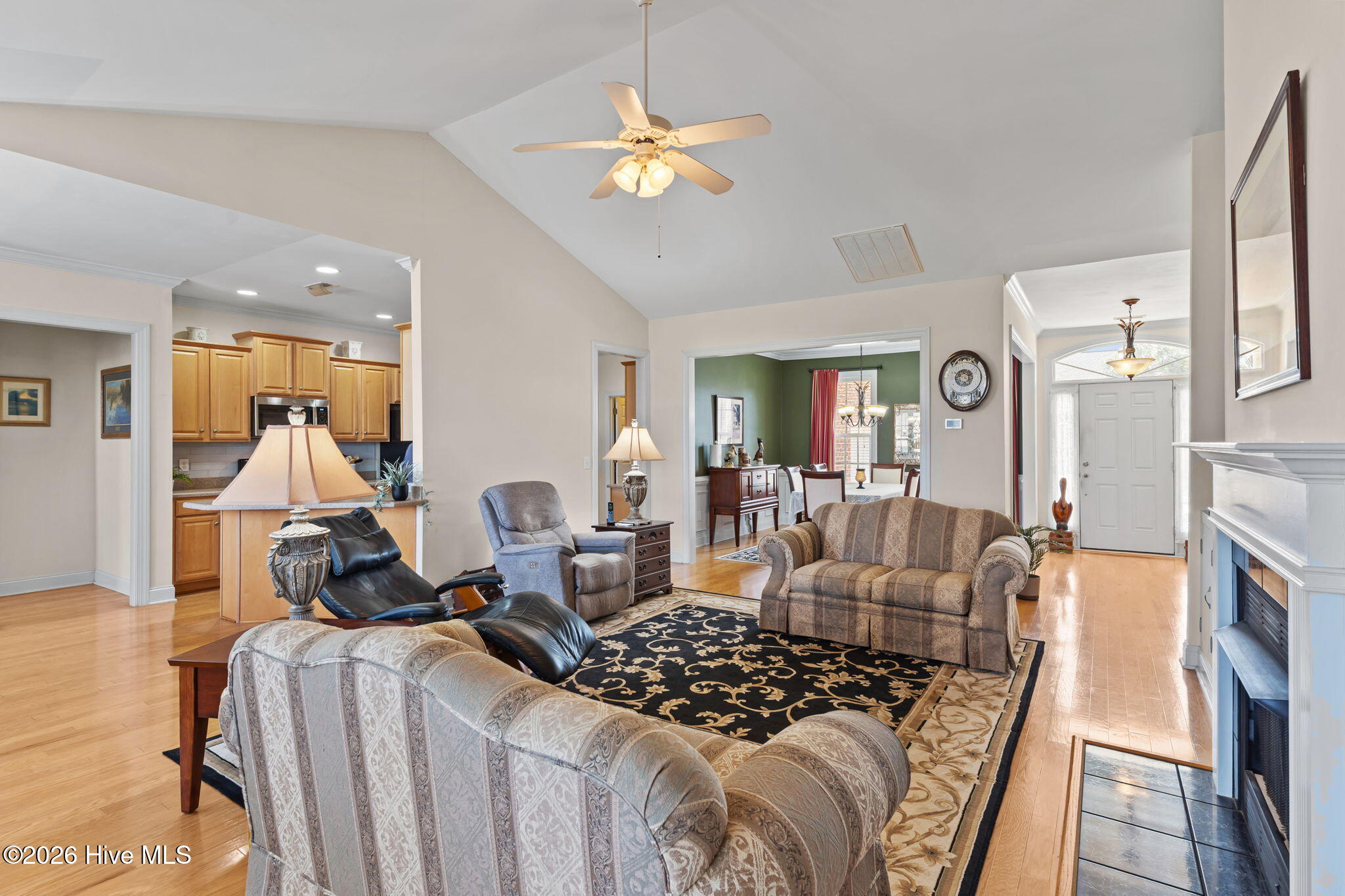 100562859 | Photo 13