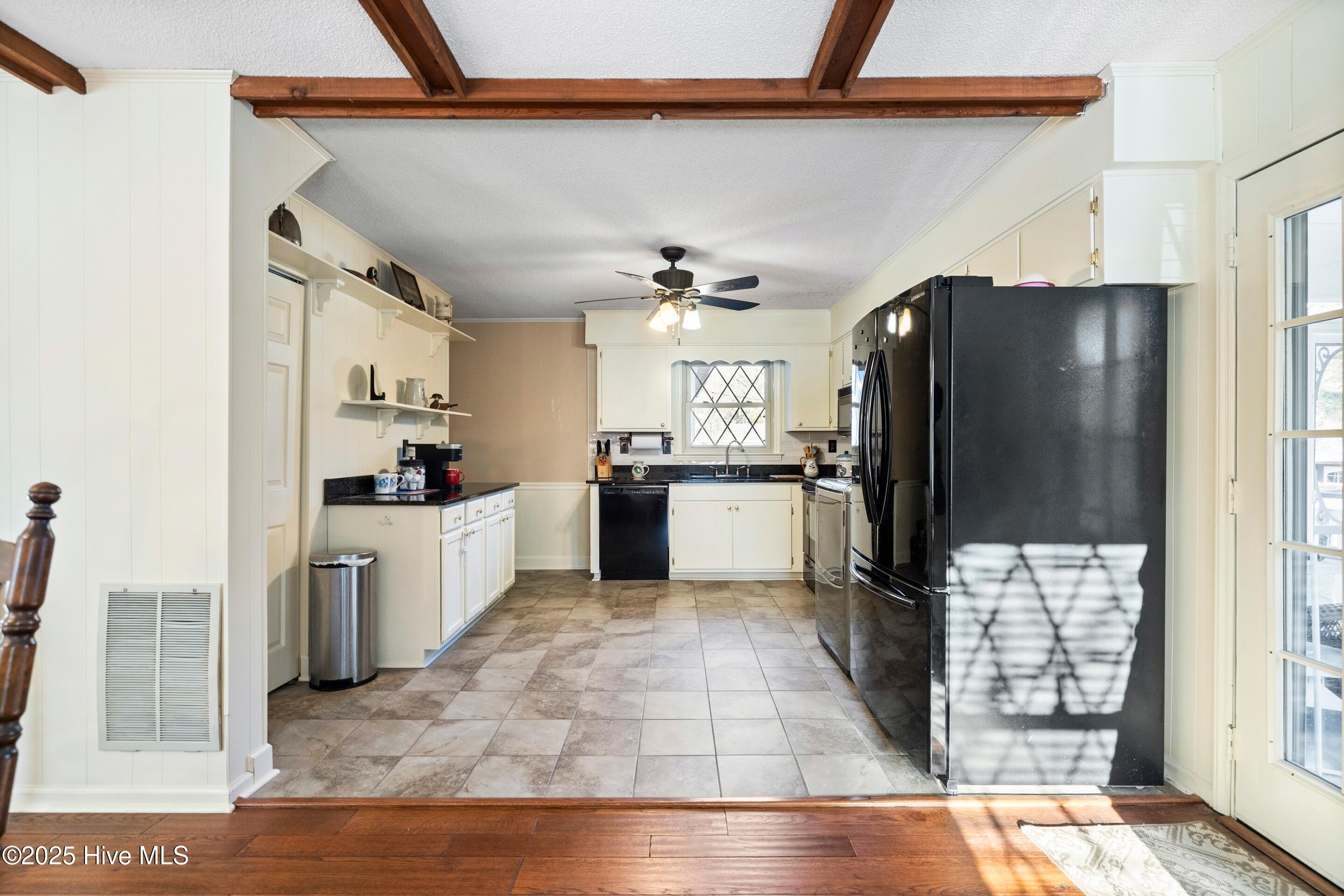 100548046 | Photo 23