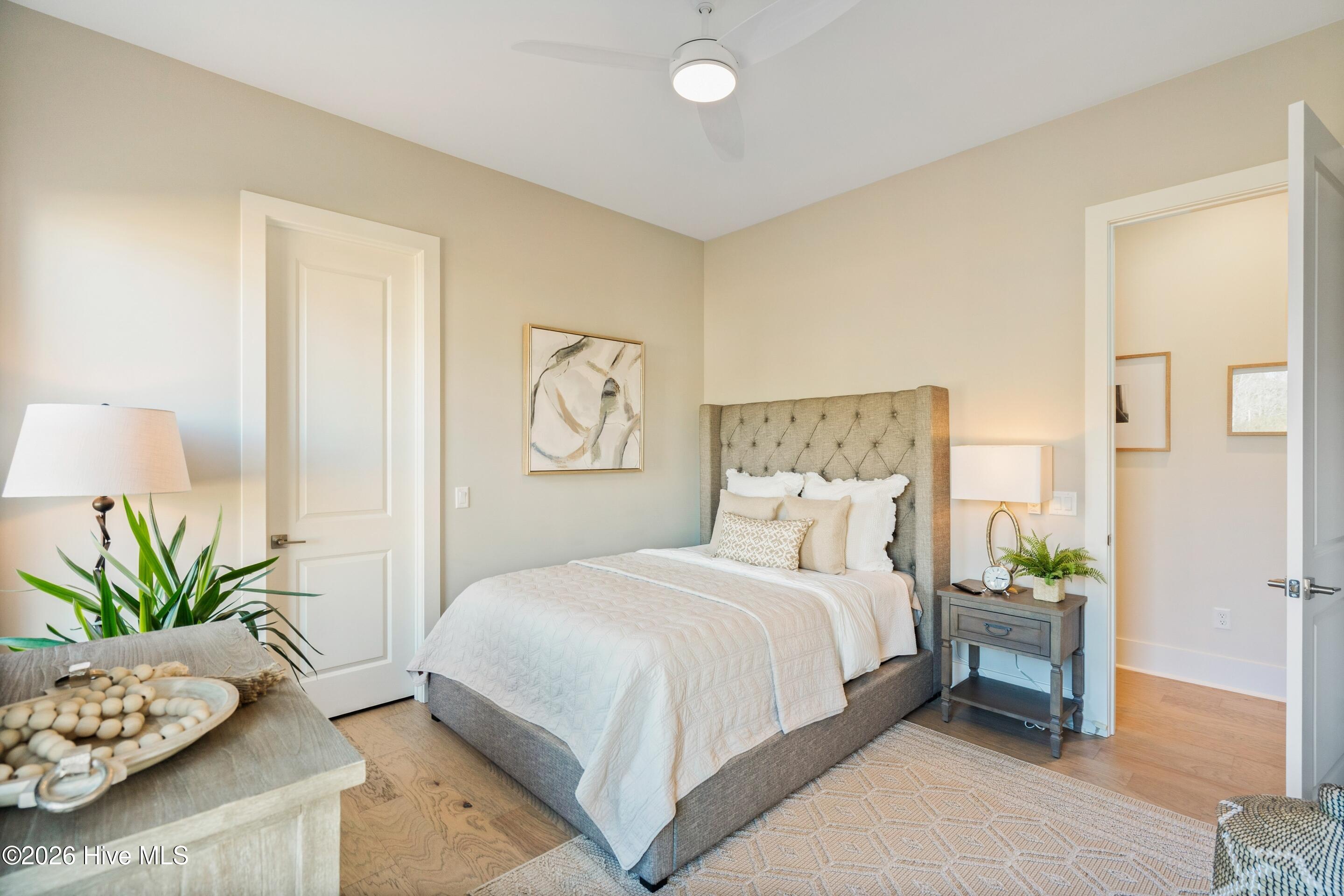 100546830 | Photo 51