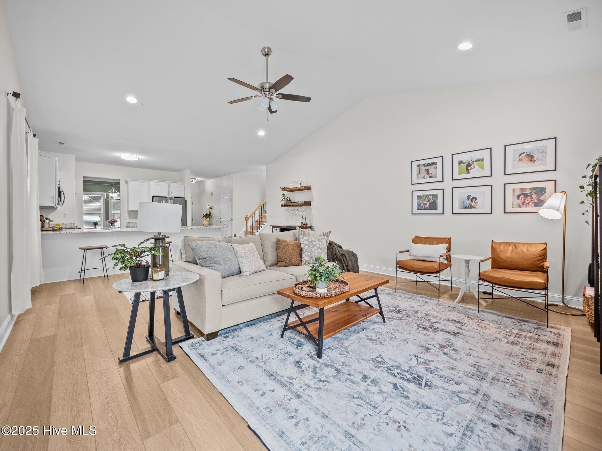 100565720 | Photo 30