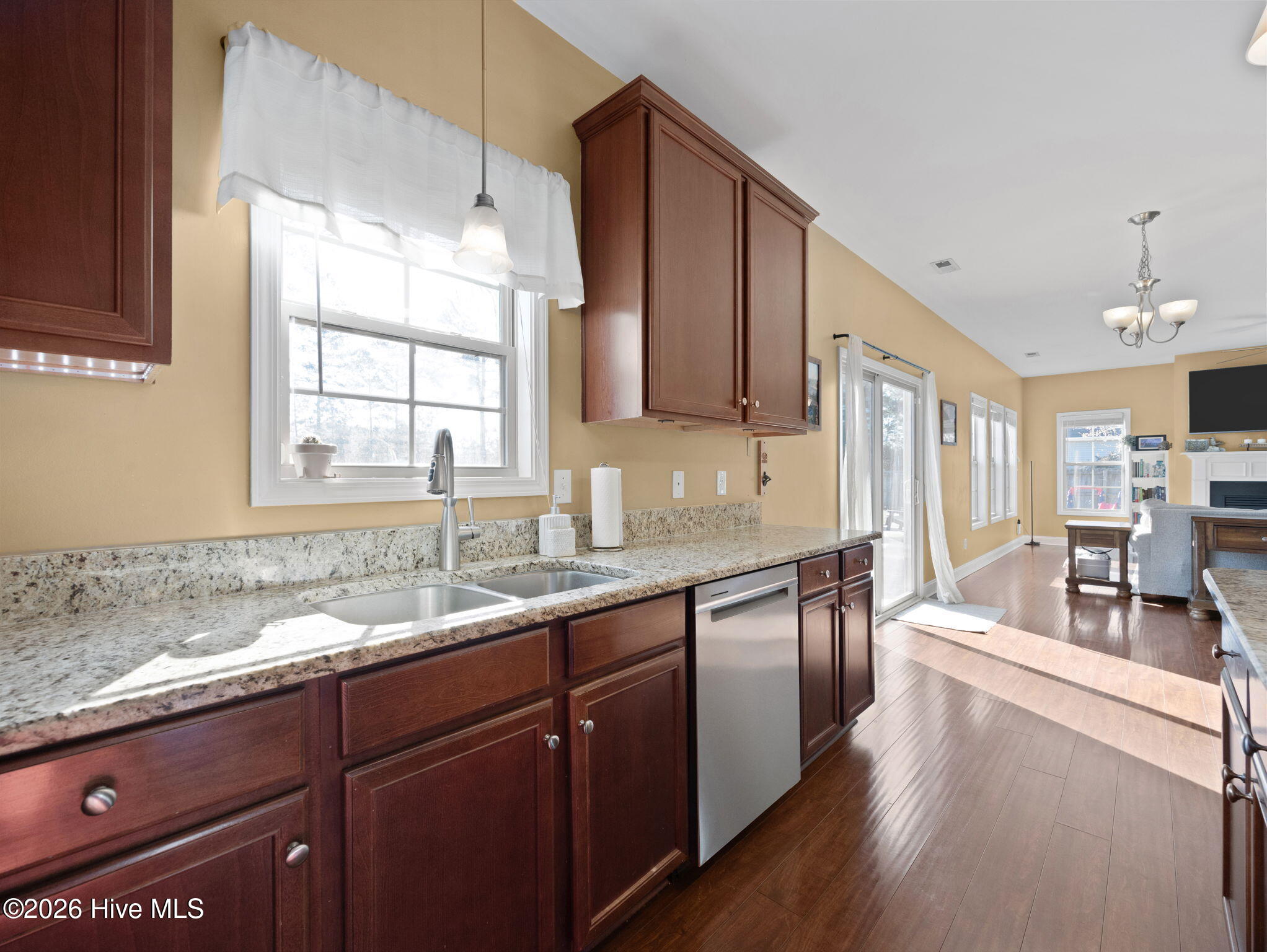 100565873 | Photo 10